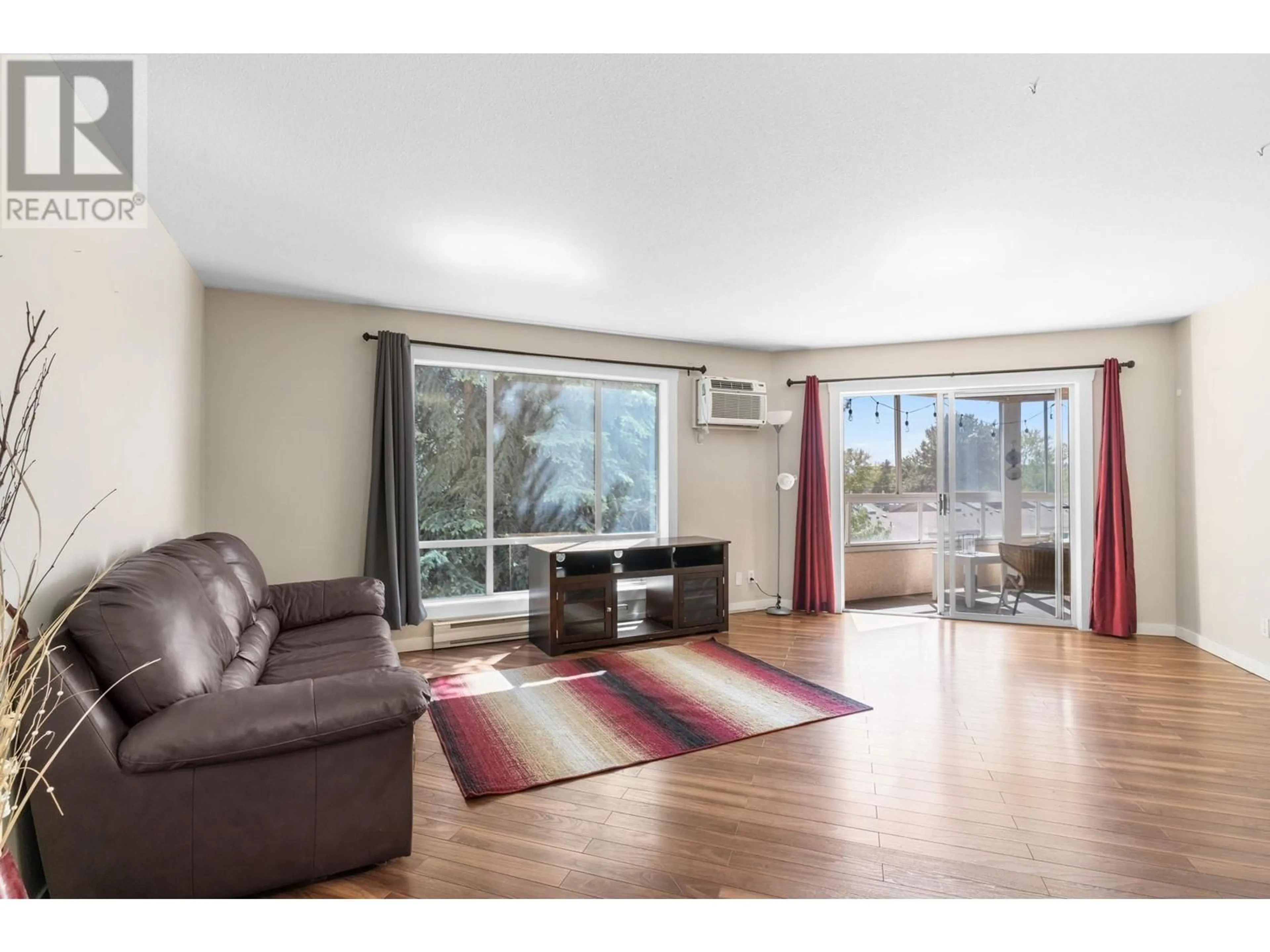 Living room with furniture, wood/laminate floor for 205 - 727 HOUGHTON ROAD, Kelowna British Columbia V1X7J7
