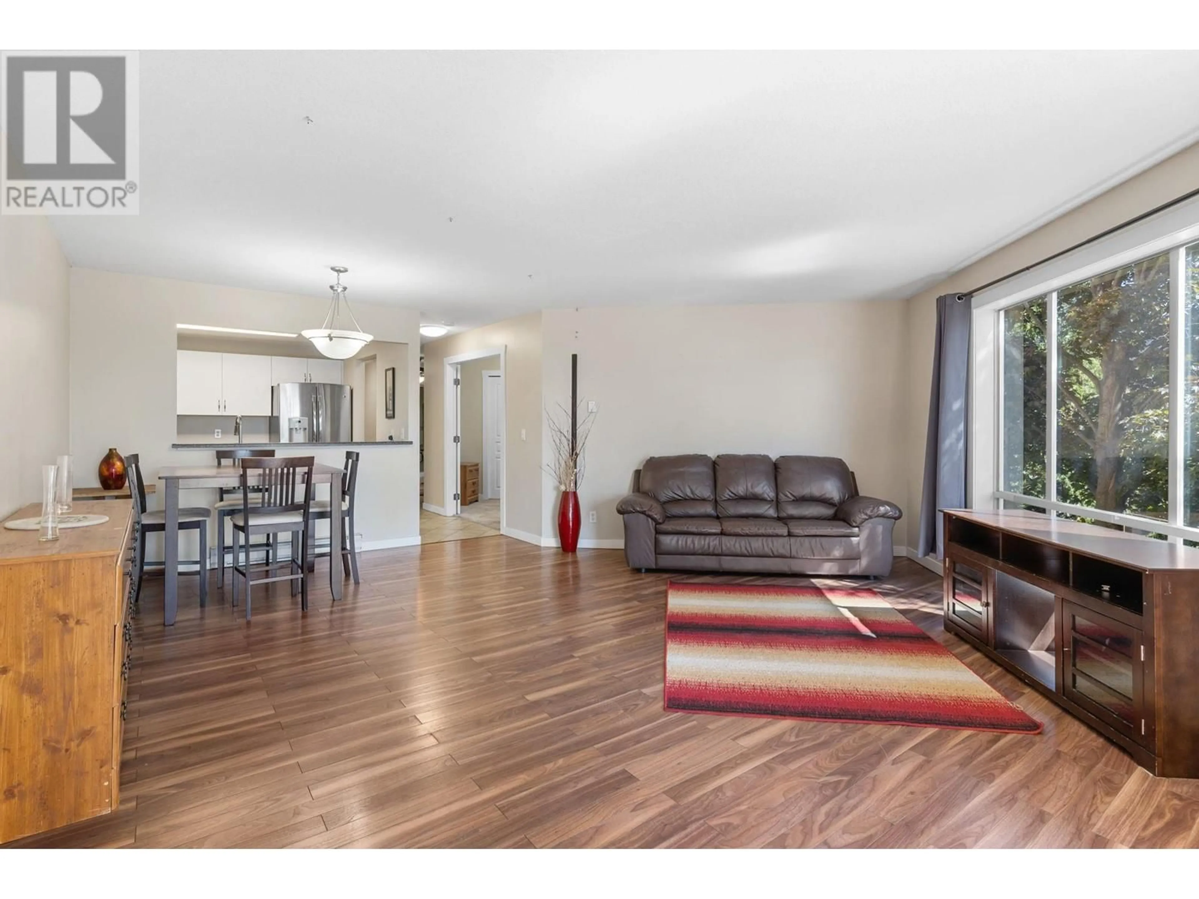 Living room with furniture, wood/laminate floor for 205 - 727 HOUGHTON ROAD, Kelowna British Columbia V1X7J7