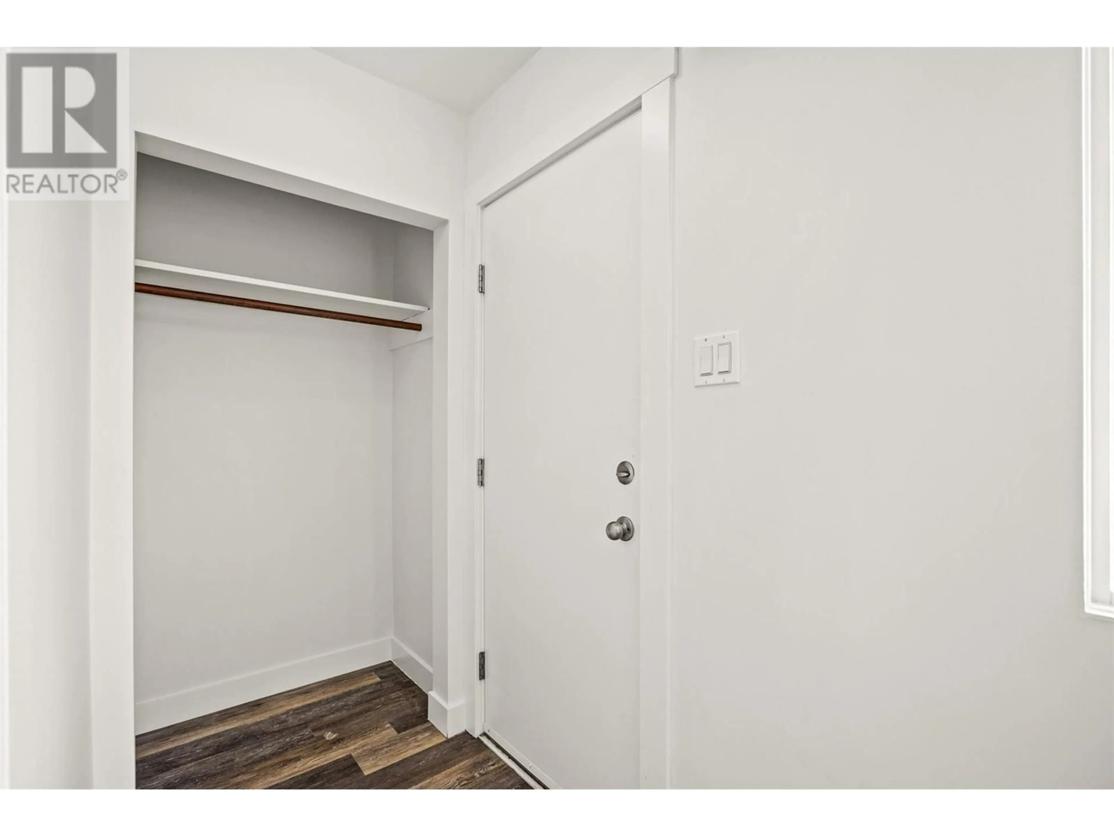 Indoor entryway for 882 SELKIRK AVENUE, Kamloops British Columbia V2B1T9