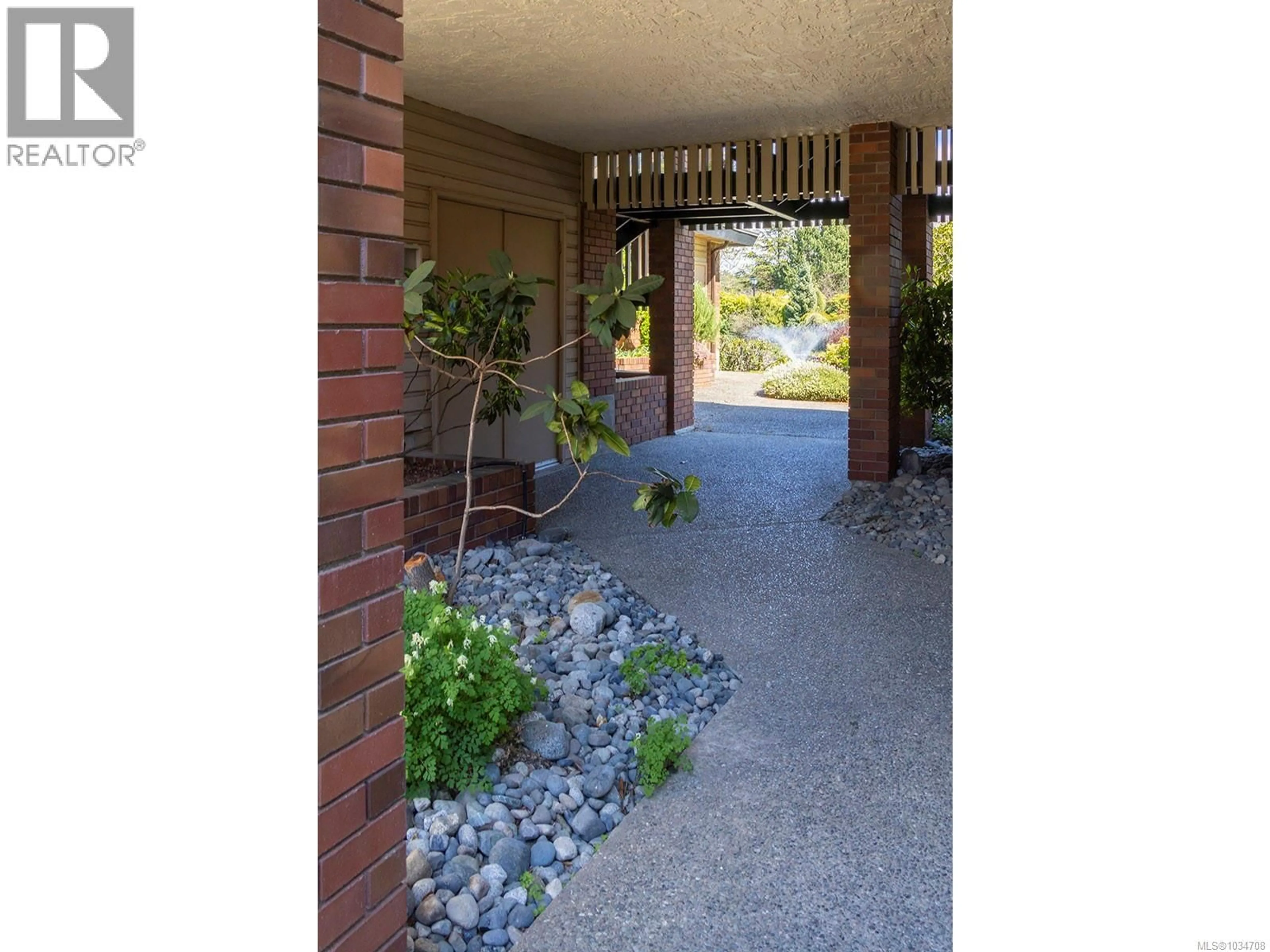 Indoor entryway for 137 - 2345 CEDAR HILL CROSS ROAD, Oak Bay British Columbia V8P5M8