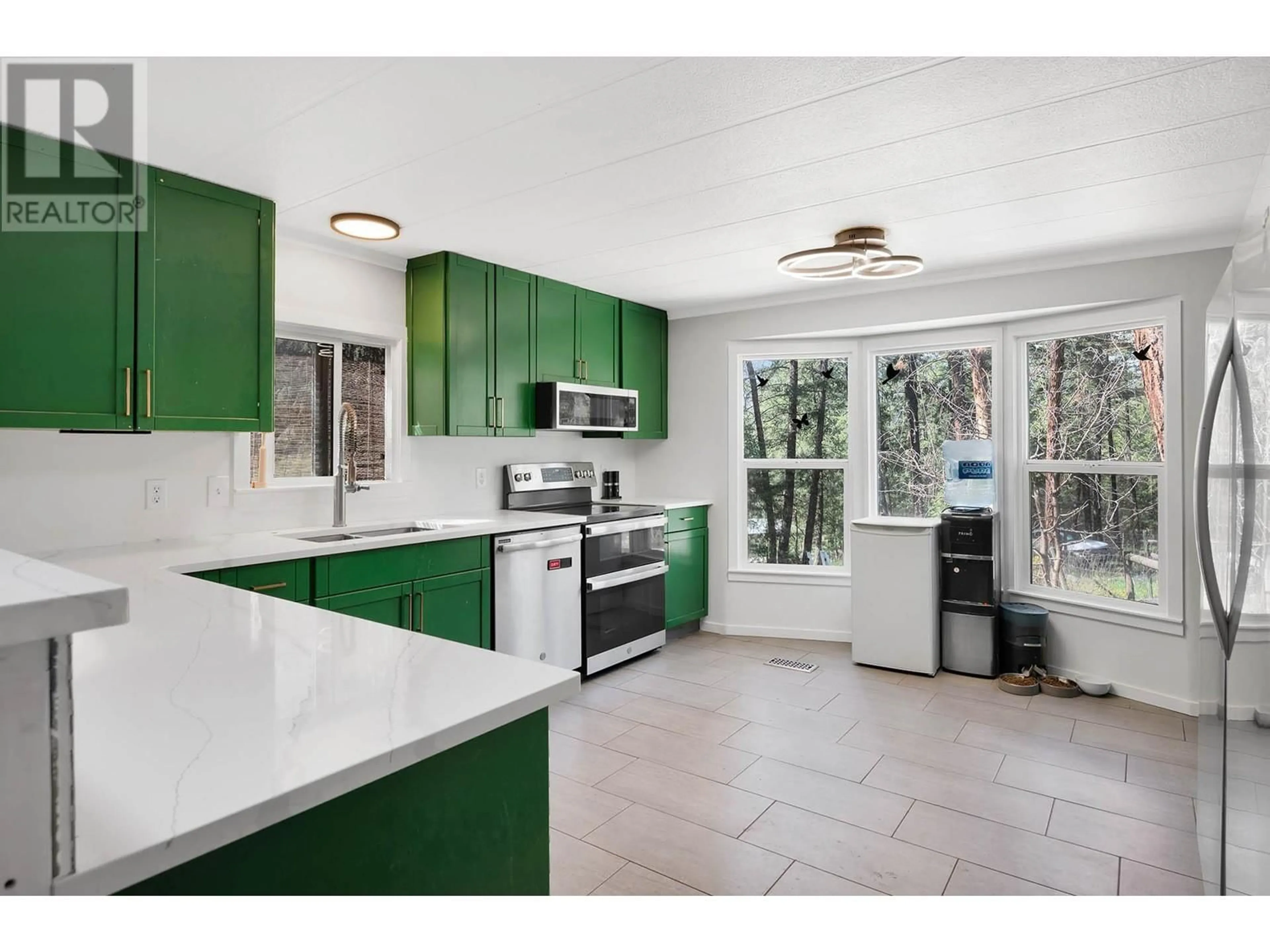 Open concept kitchen, ceramic/tile floor for 392 WALTERDALE ROAD, Kamloops British Columbia V2C6H1