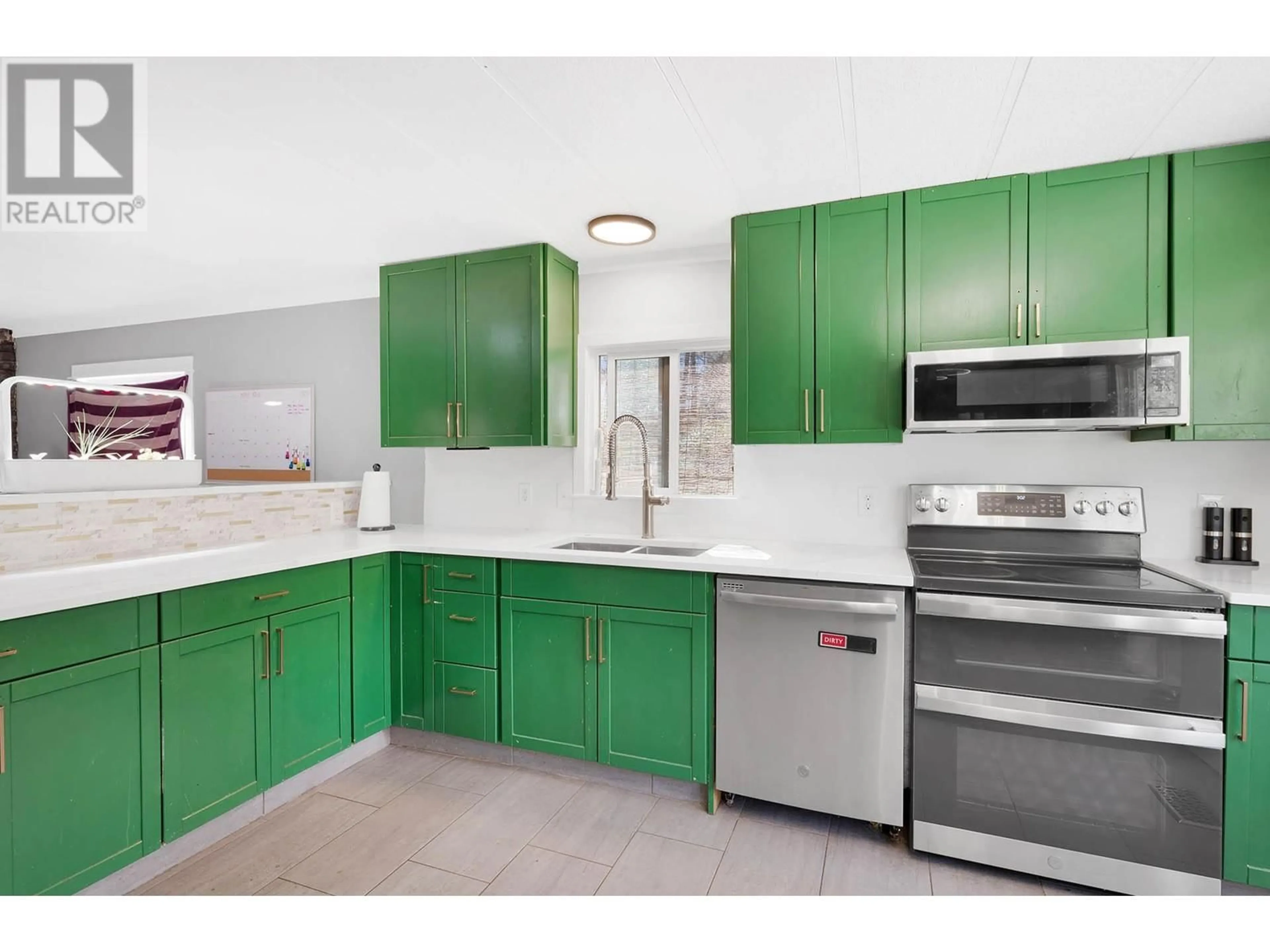 Standard kitchen, ceramic/tile floor for 392 WALTERDALE ROAD, Kamloops British Columbia V2C6H1