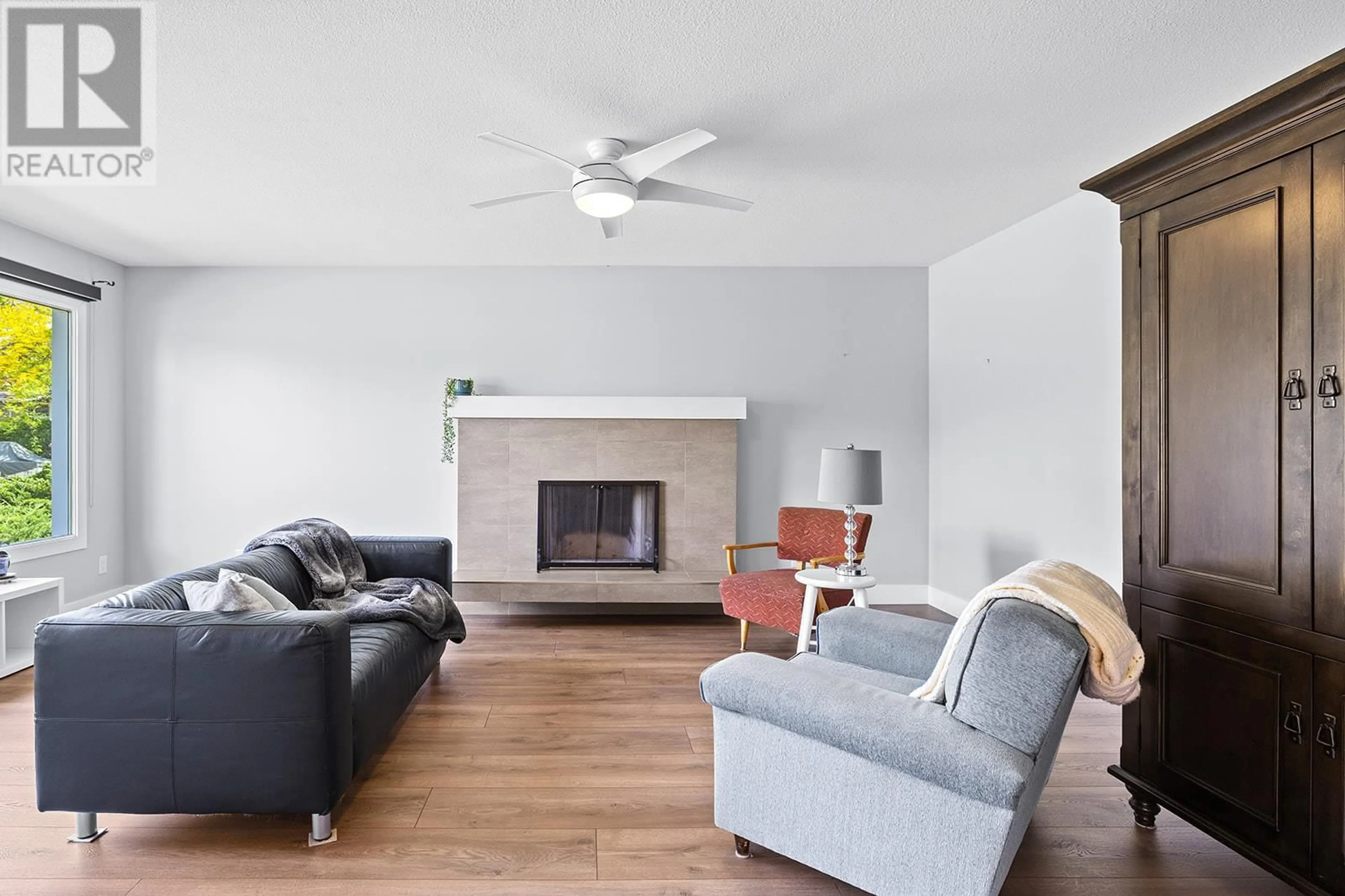 Living room with furniture, unknown for 1745 HAUG AVENUE, Kelowna British Columbia V1Y4M3