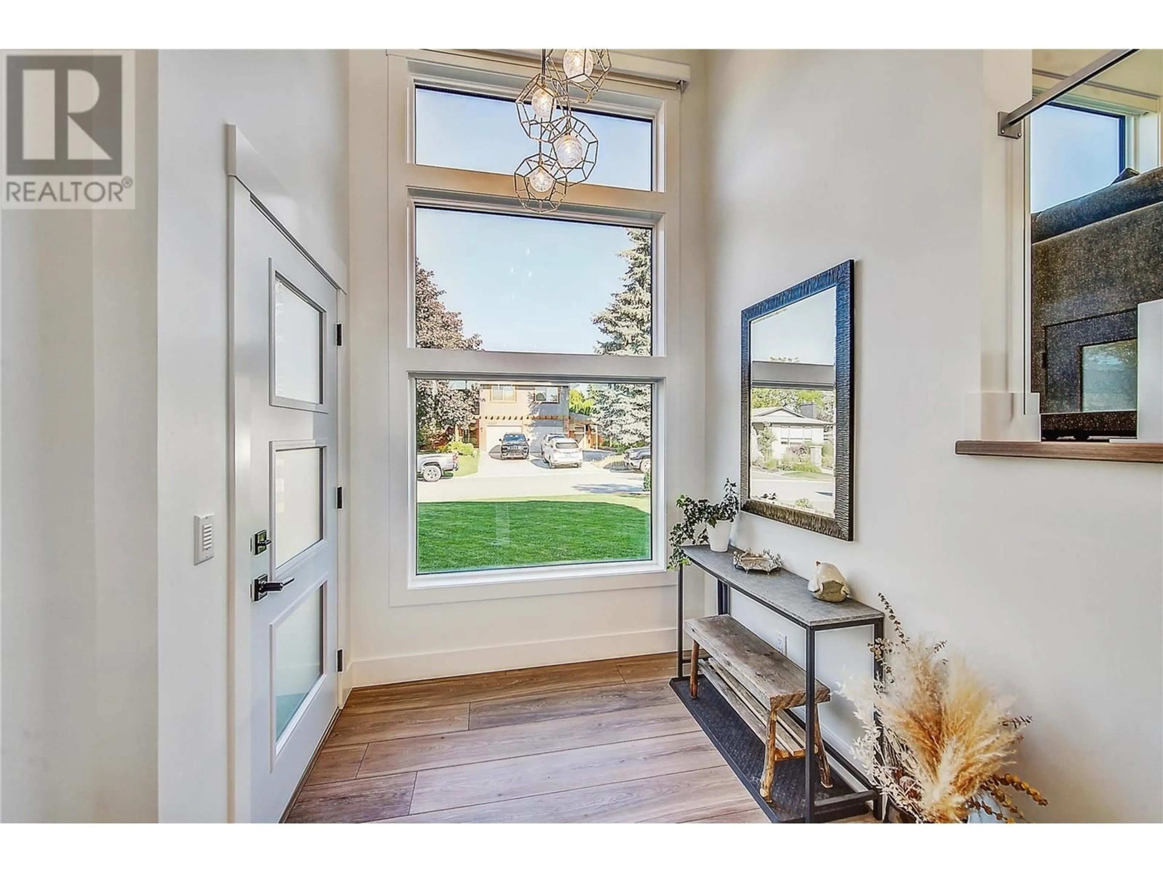 Indoor entryway for 4354 KENSINGTON DRIVE, Kelowna British Columbia V1W2L8