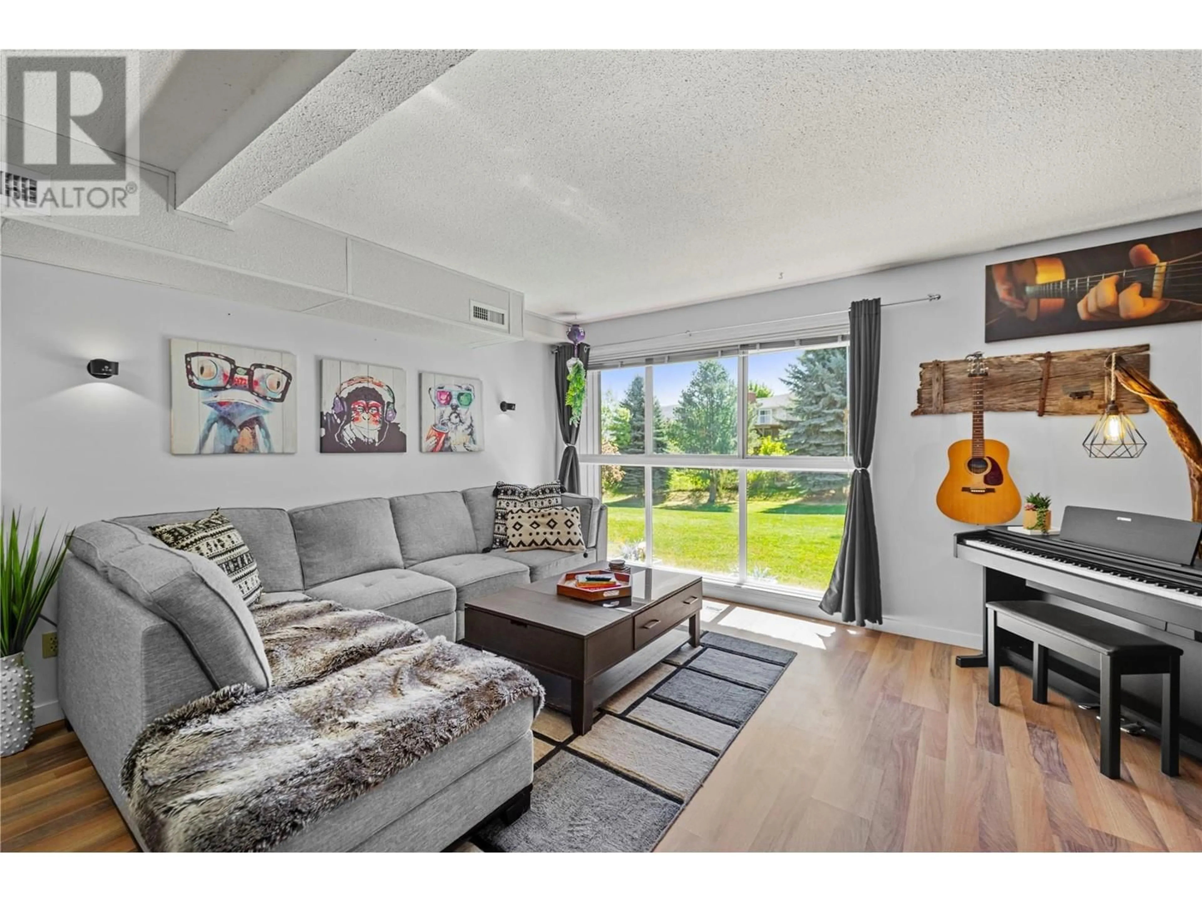 Living room with furniture, wood/laminate floor for 72 - 137 MCGILL ROAD, Kamloops British Columbia V2C1L9