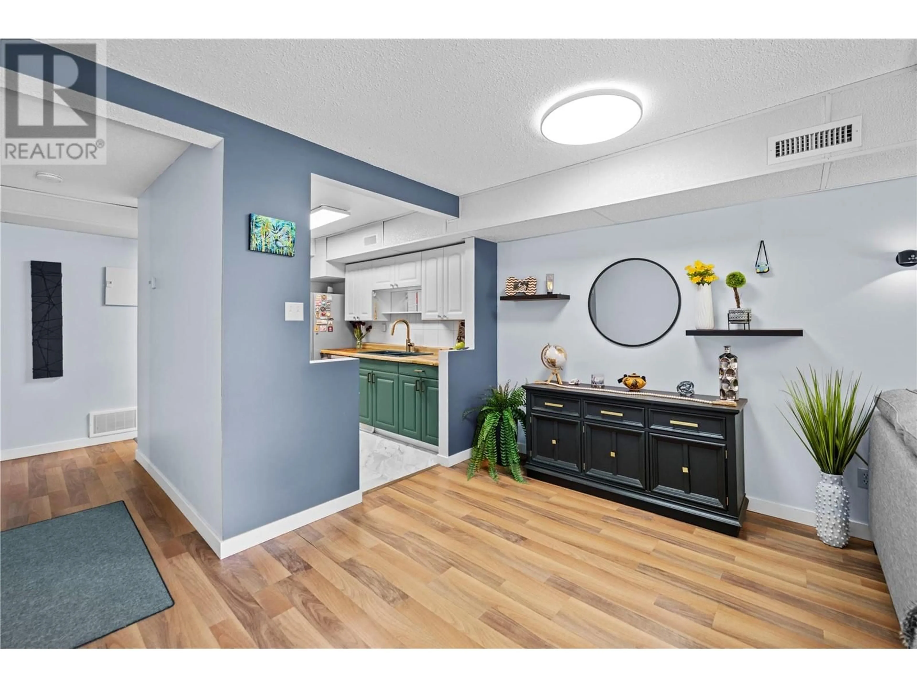 Open concept kitchen, unknown for 72 - 137 MCGILL ROAD, Kamloops British Columbia V2C1L9