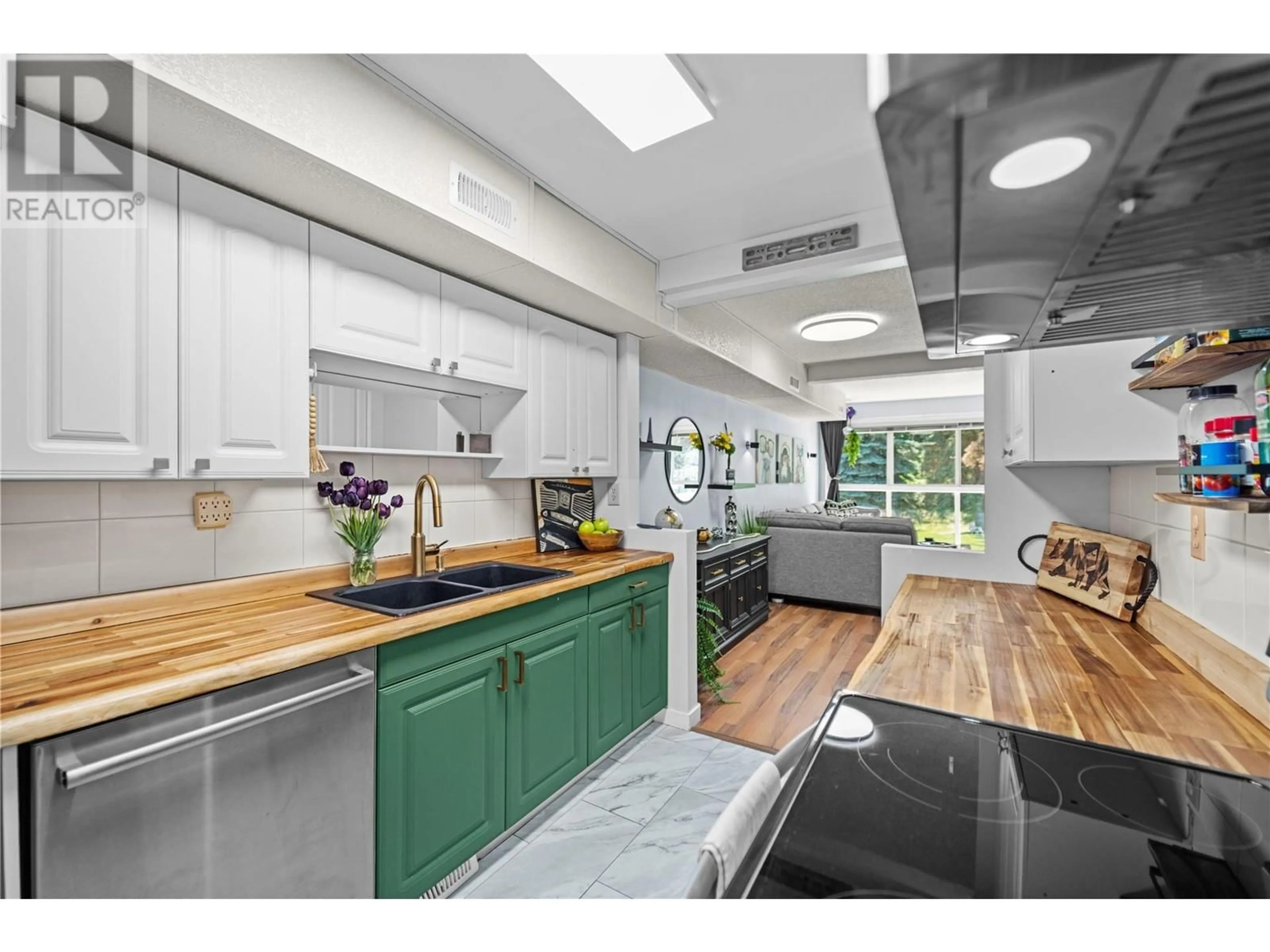 Open concept kitchen, unknown for 72 - 137 MCGILL ROAD, Kamloops British Columbia V2C1L9