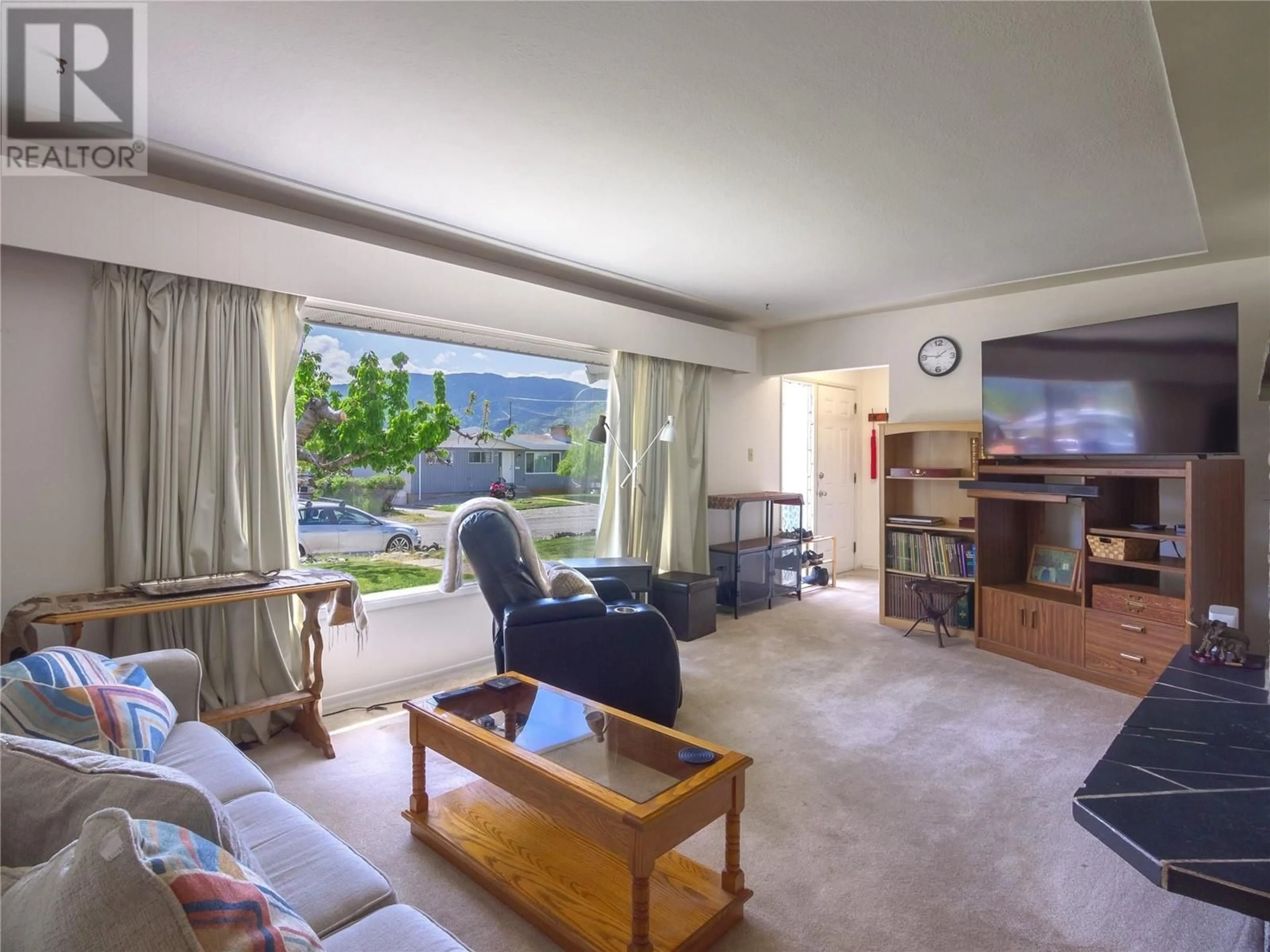 Living room with furniture, unknown for 85 GRANBY PLACE, Penticton British Columbia V2A2Z3