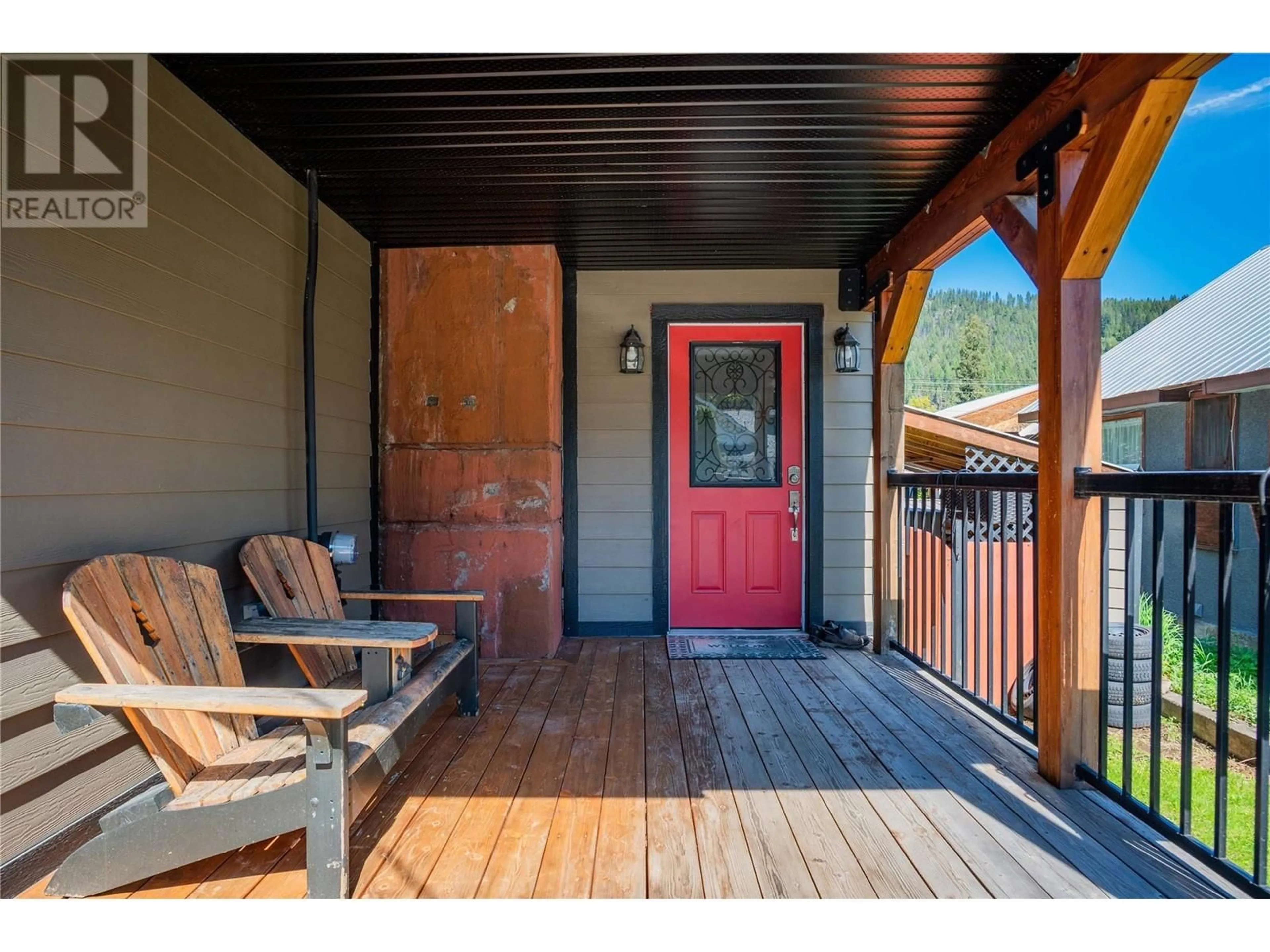 Indoor entryway for 1921 BEAVER STREET, Fruitvale British Columbia V0G1L0