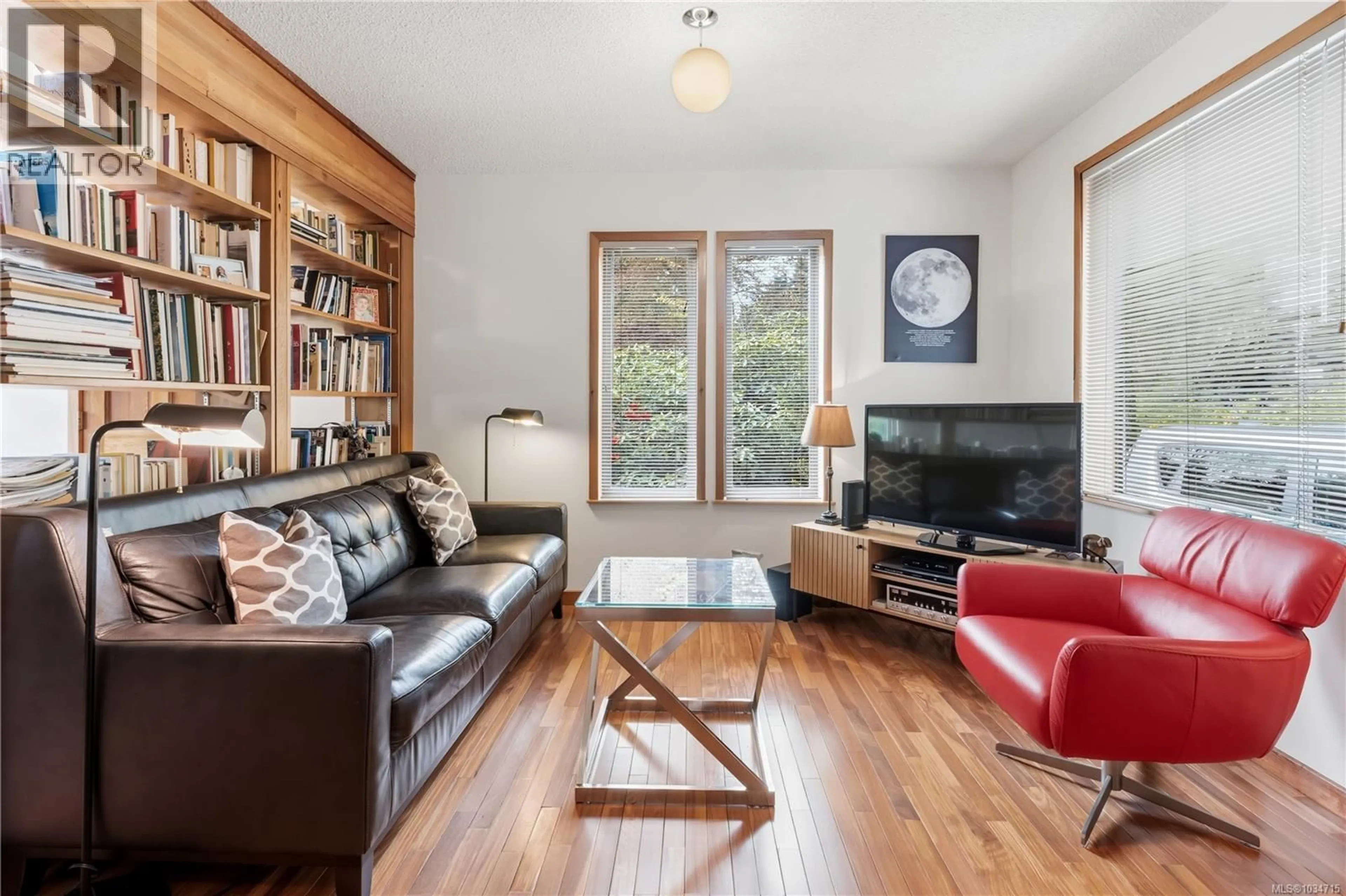 Living room with furniture, wood/laminate floor for 1420 SMITHDALE ROAD, Port Albion British Columbia V0R3A0