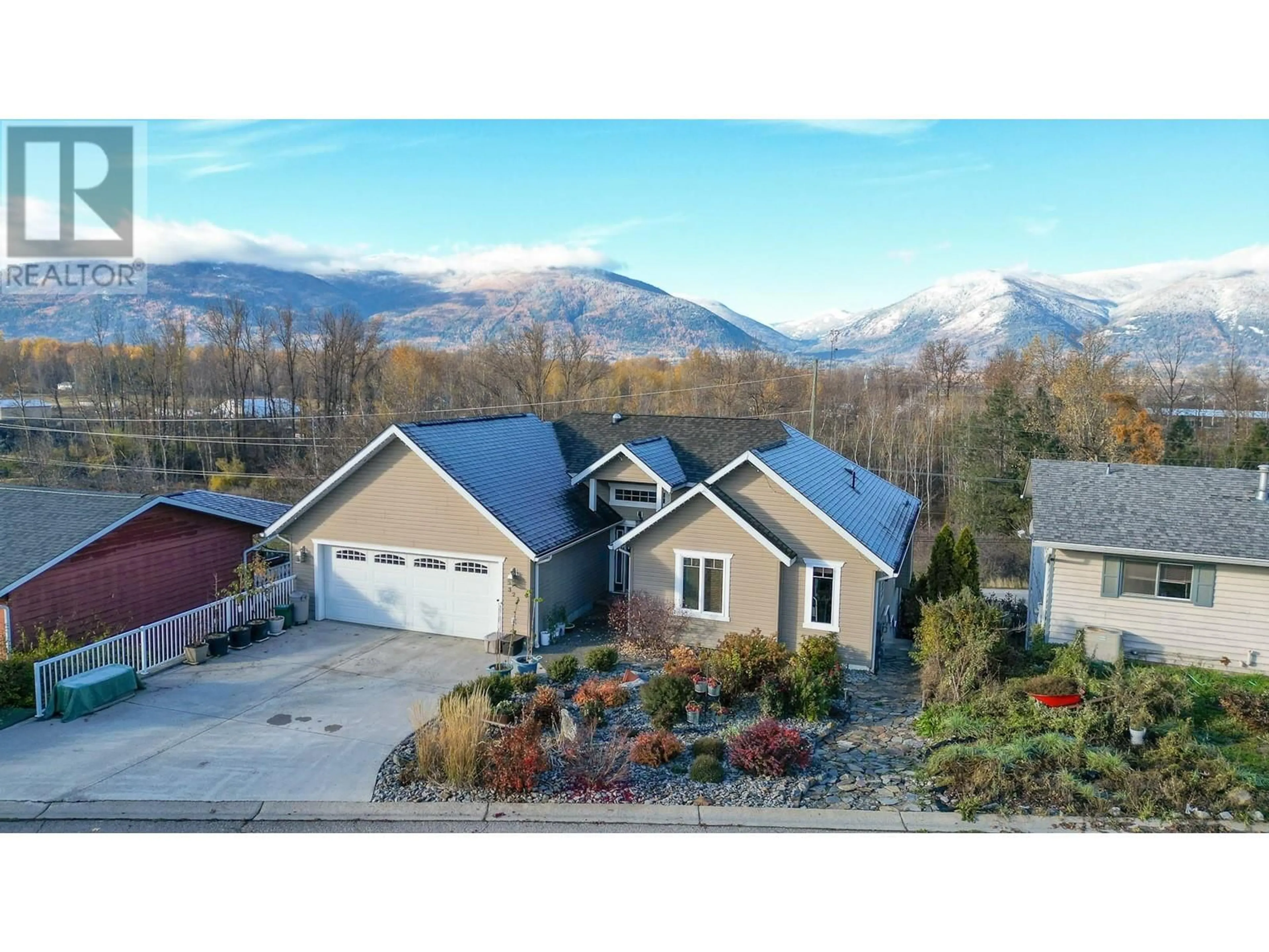 A pic from outside/outdoor area/front of a property/back of a property/a pic from drone, mountain view for 323 3RD AVENUE SOUTH, Creston British Columbia V0B1G3