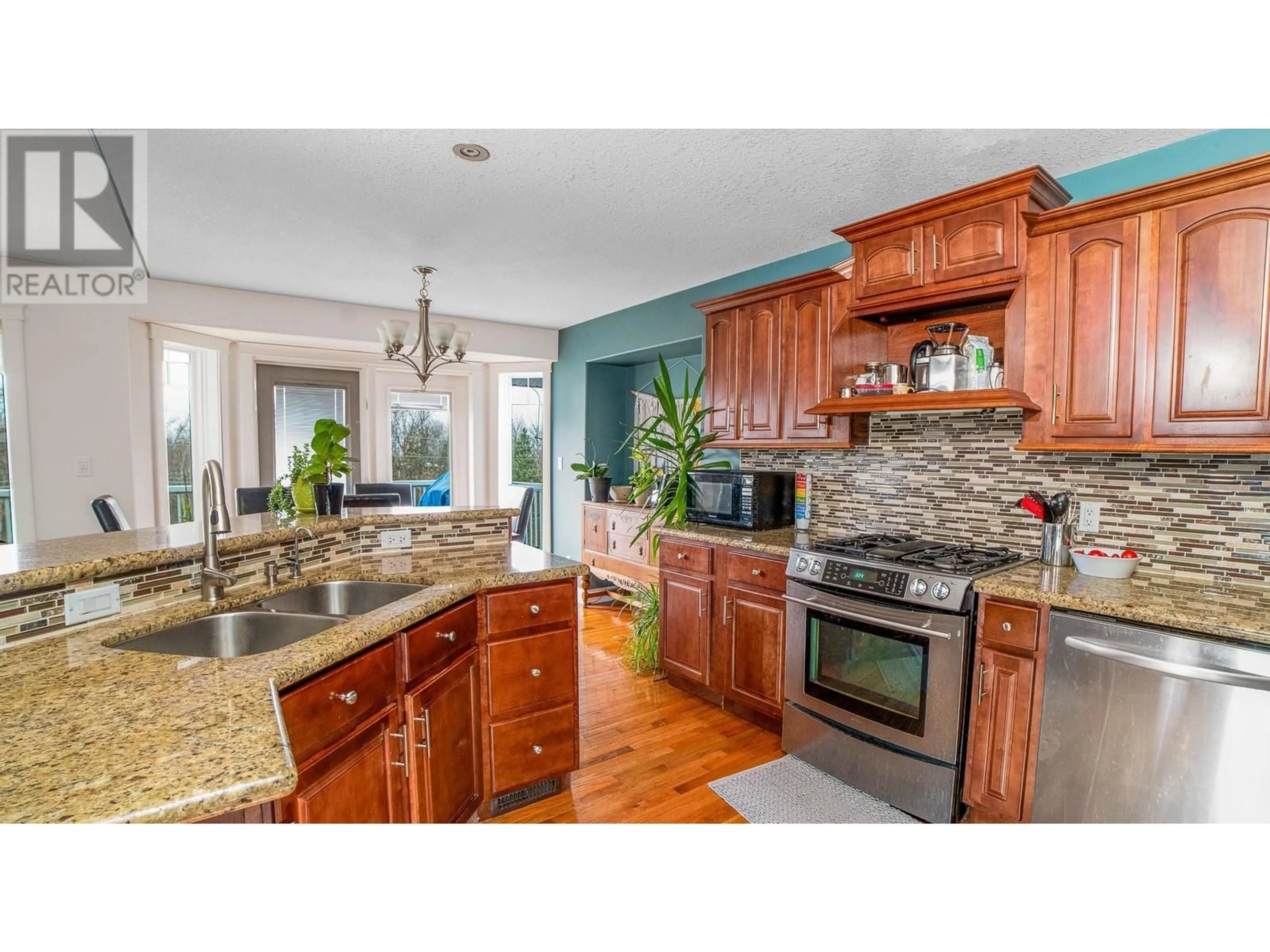 Open concept kitchen, ceramic/tile floor for 323 3RD AVENUE SOUTH, Creston British Columbia V0B1G3