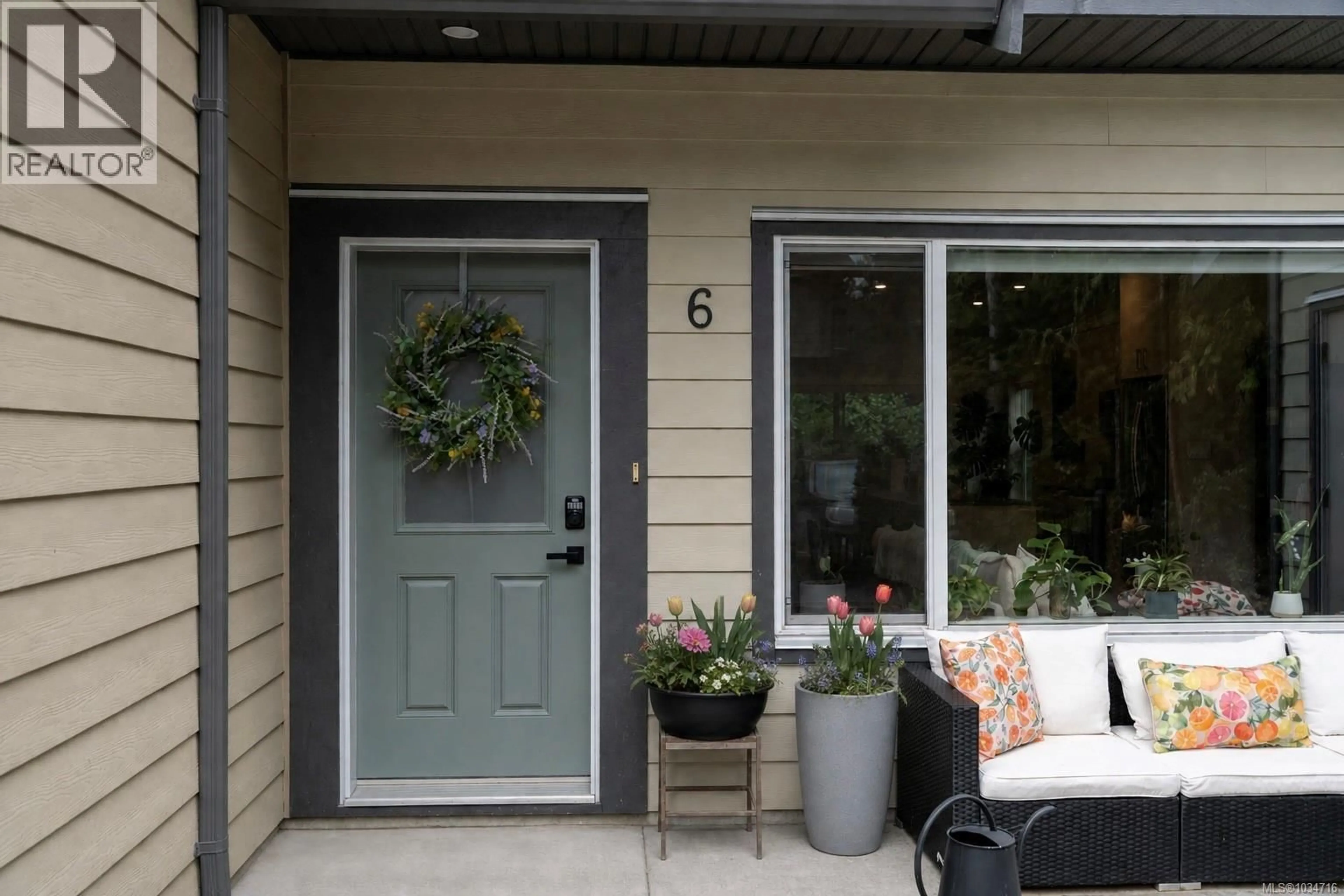 Indoor entryway for 6 - 625 HELLESEN DRIVE, Tofino British Columbia V0R2Z0