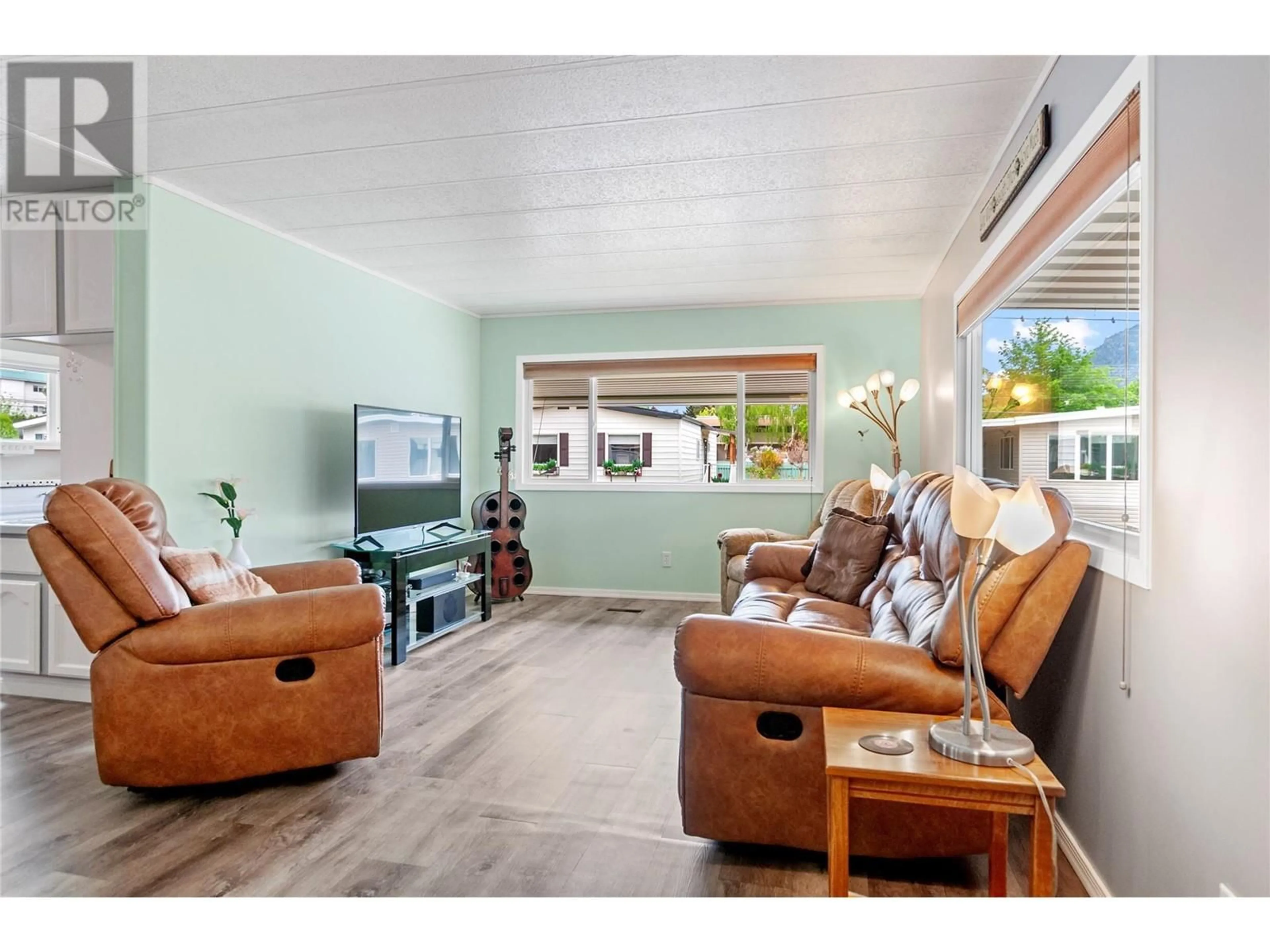 Living room with furniture, unknown for 175 - 321 YORKTON AVENUE, Penticton British Columbia V2A3V6