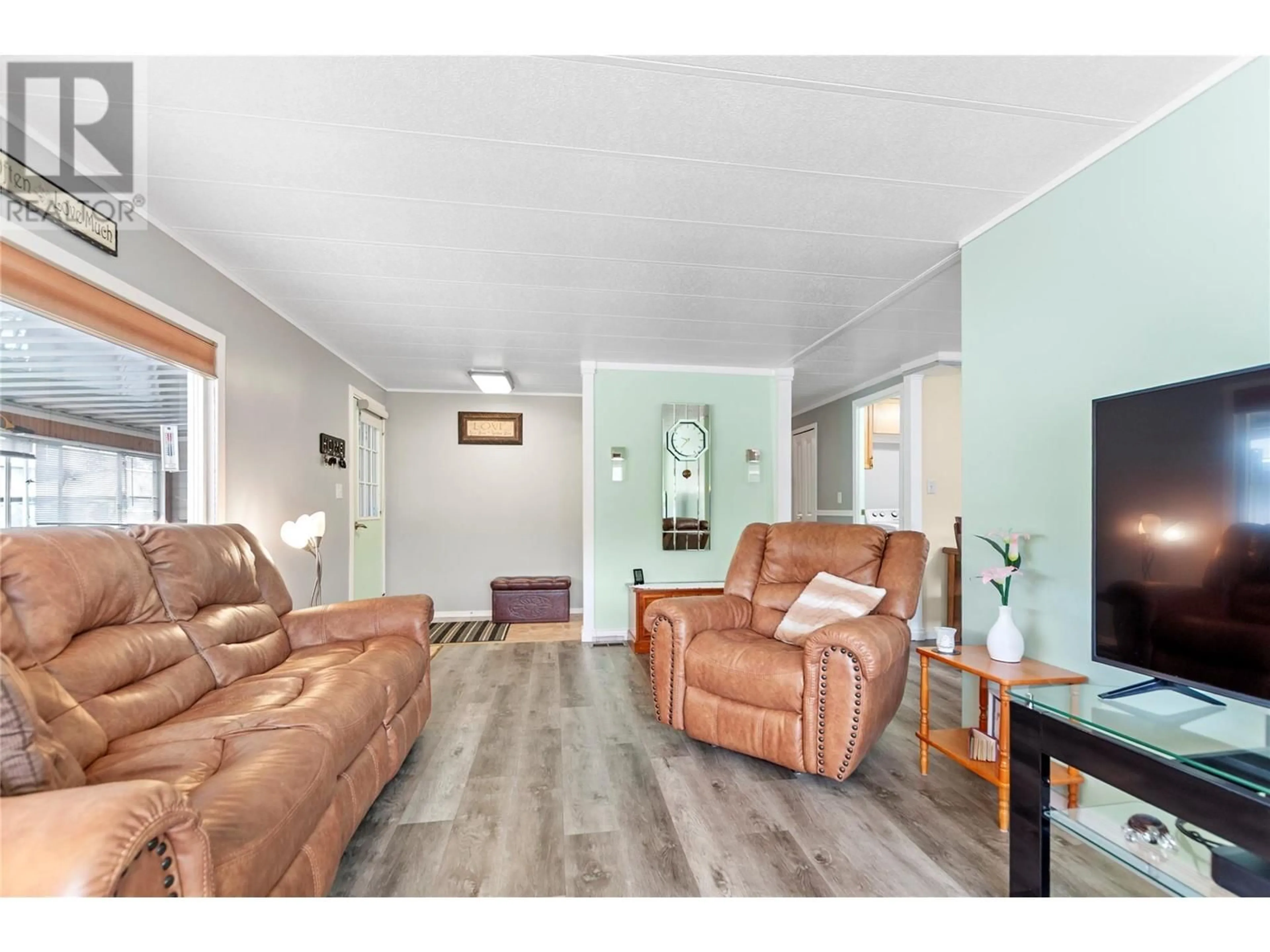Living room with furniture, unknown for 175 - 321 YORKTON AVENUE, Penticton British Columbia V2A3V6