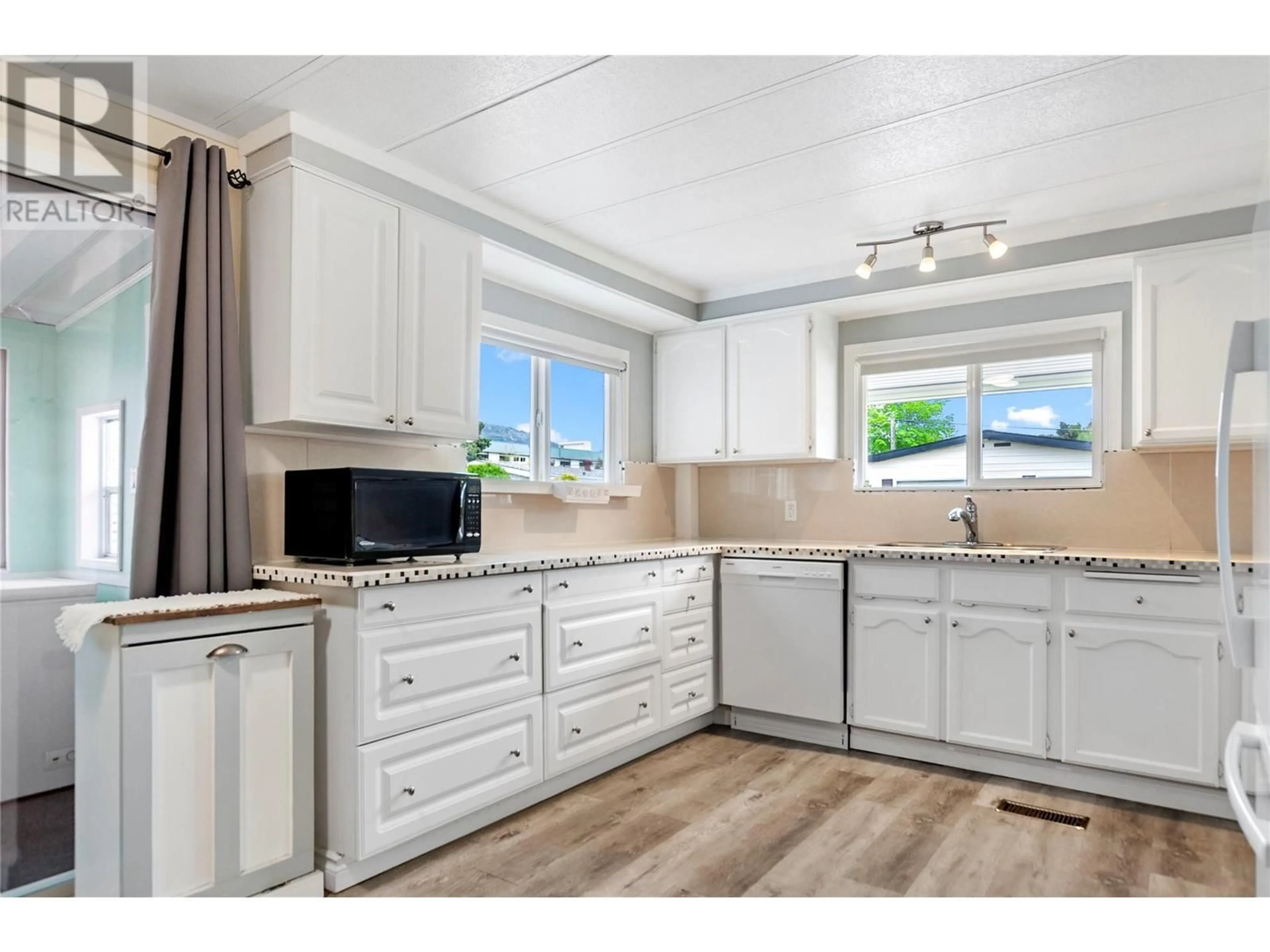 Open concept kitchen, unknown for 175 - 321 YORKTON AVENUE, Penticton British Columbia V2A3V6