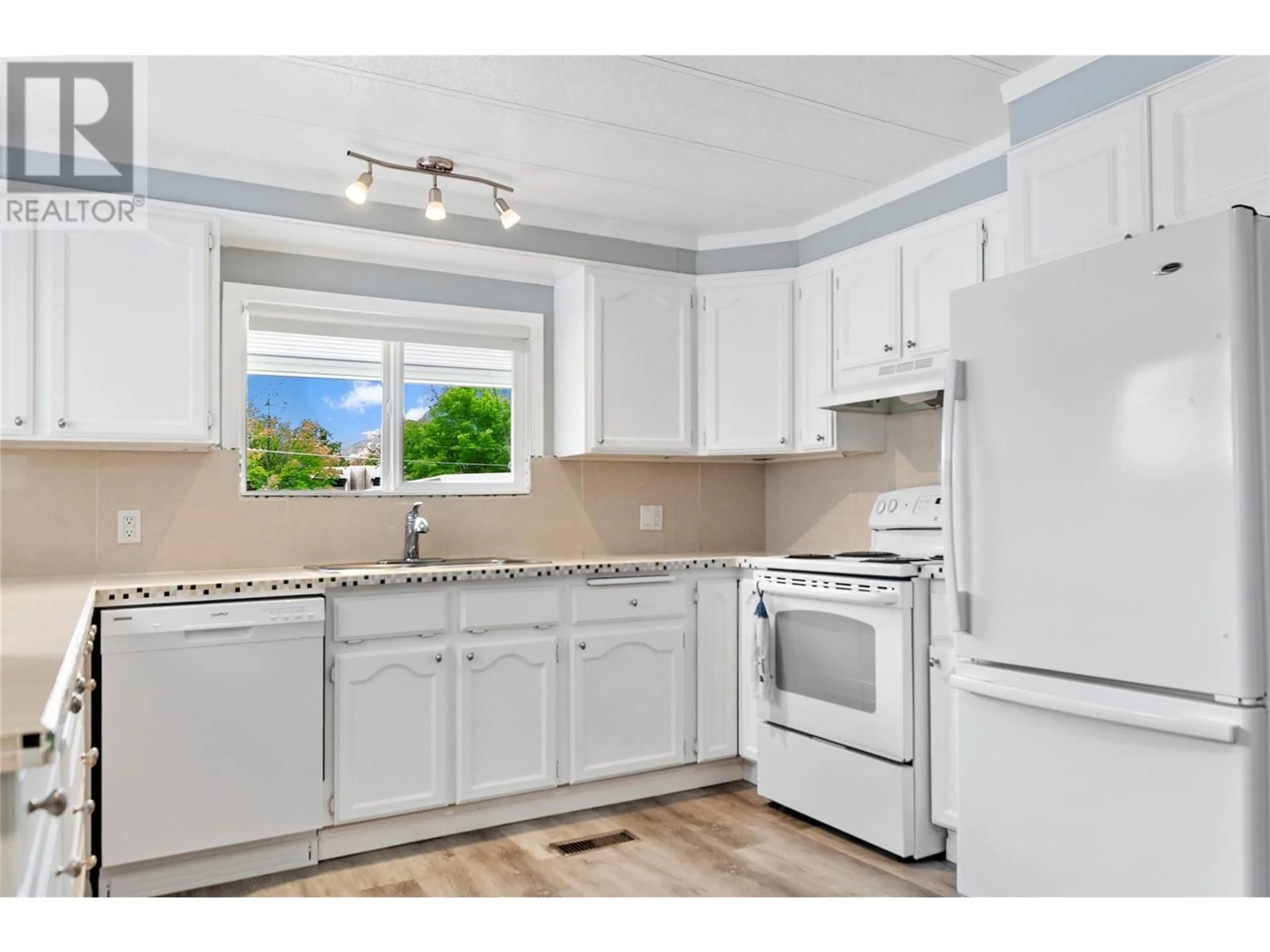 Standard kitchen, wood/laminate floor for 175 - 321 YORKTON AVENUE, Penticton British Columbia V2A3V6