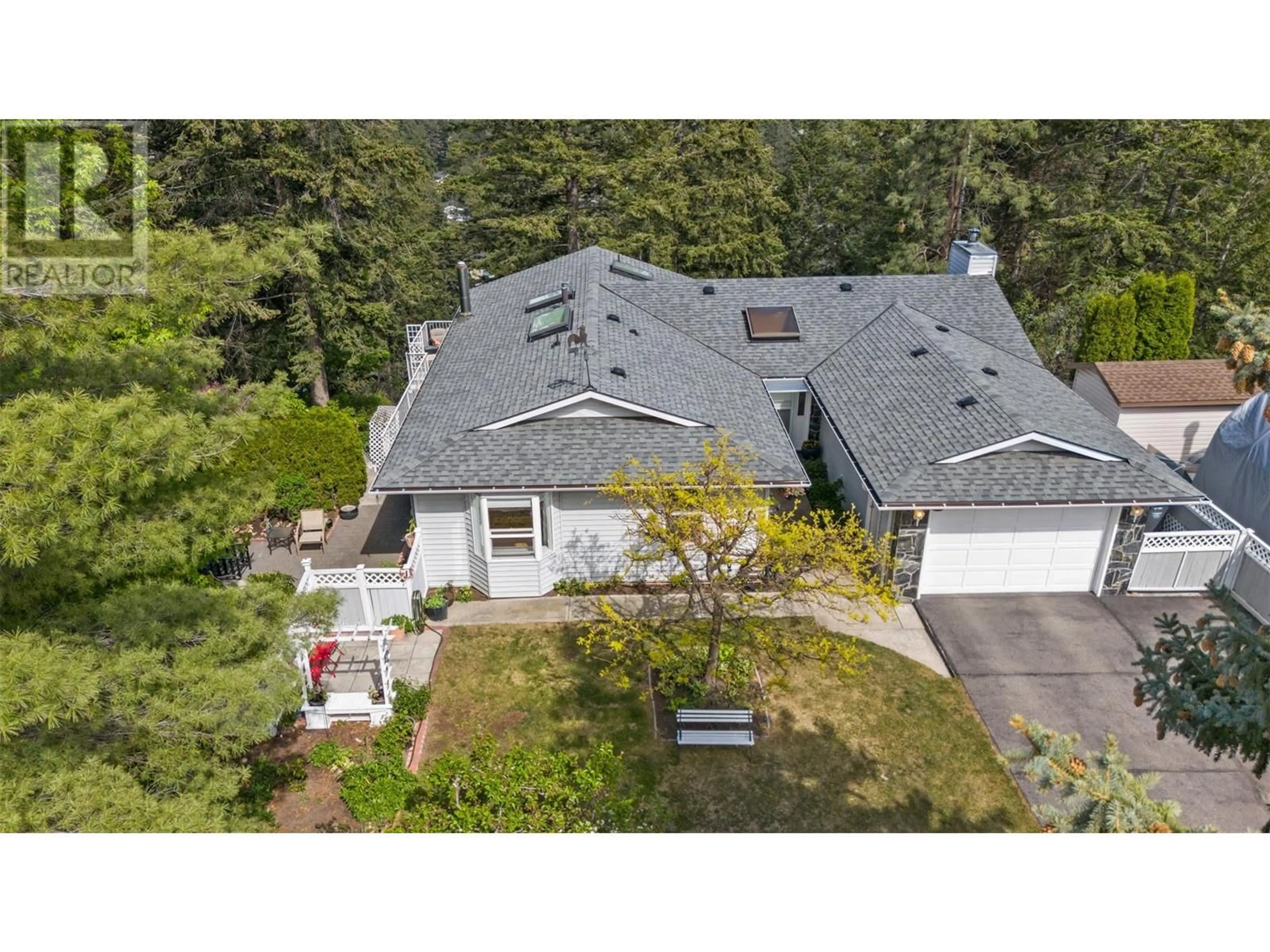 A pic from outside/outdoor area/front of a property/back of a property/a pic from drone, street for 3459 PARKVIEW COURT WEST, West Kelowna British Columbia V4T1B9