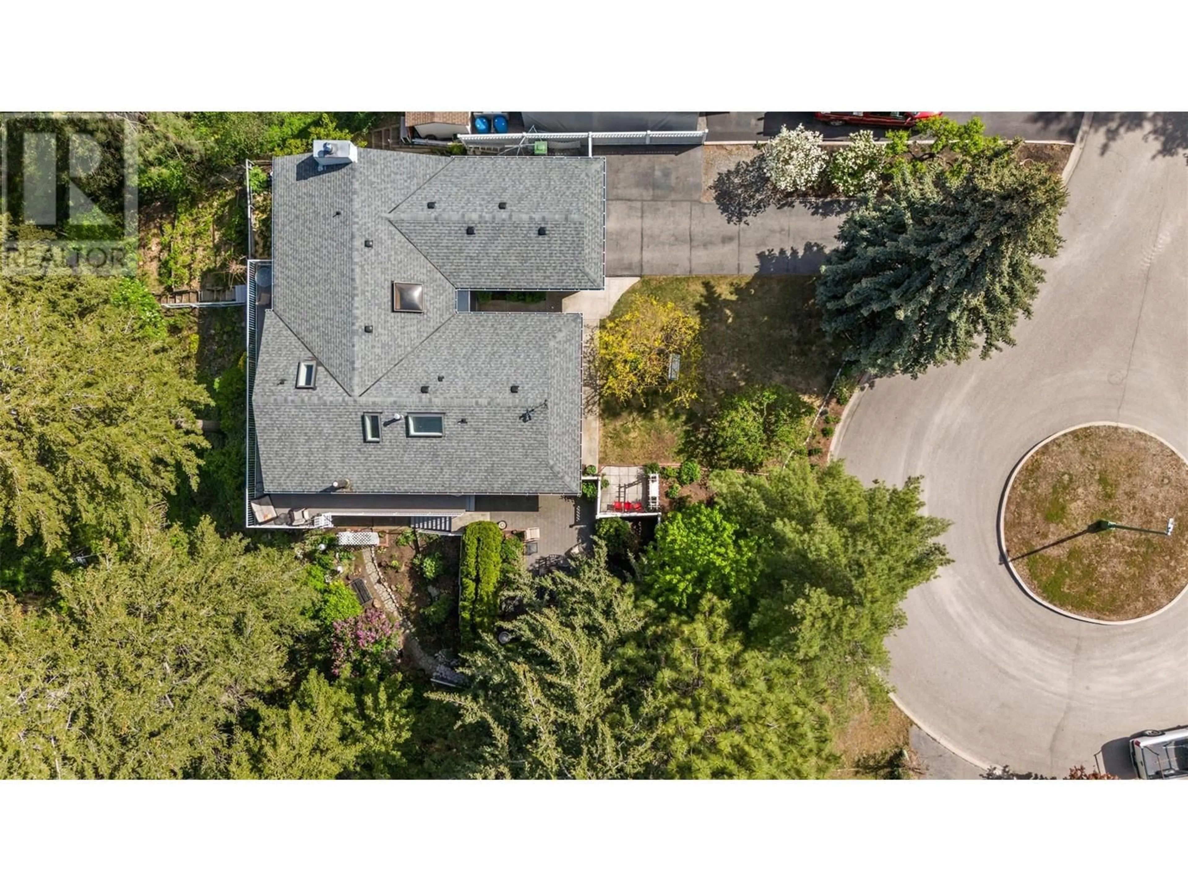 A pic from outside/outdoor area/front of a property/back of a property/a pic from drone, street for 3459 PARKVIEW COURT WEST, West Kelowna British Columbia V4T1B9