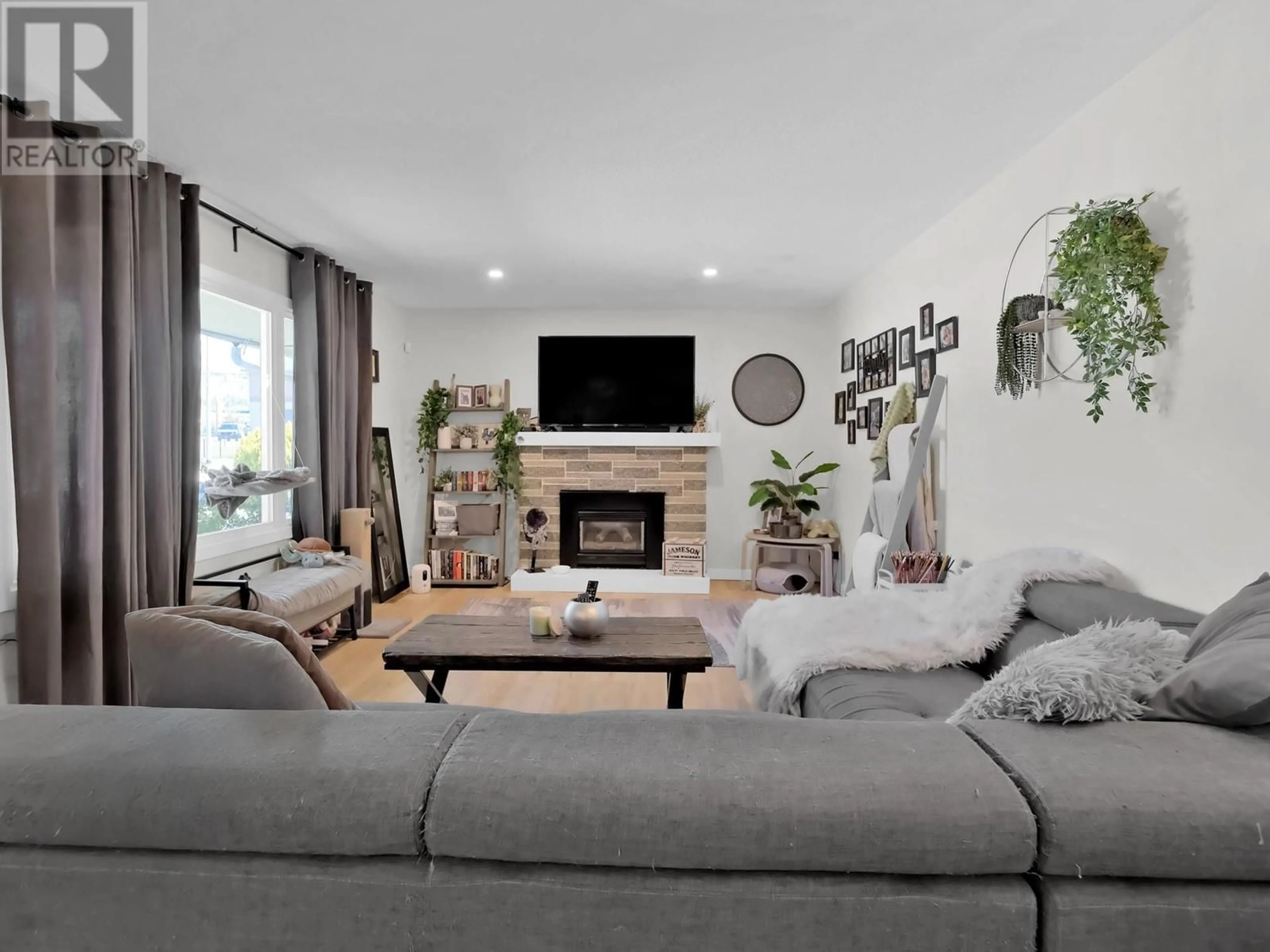 Living room with furniture, unknown for 54 GRANBY AVENUE, Penticton British Columbia V2A2Y7