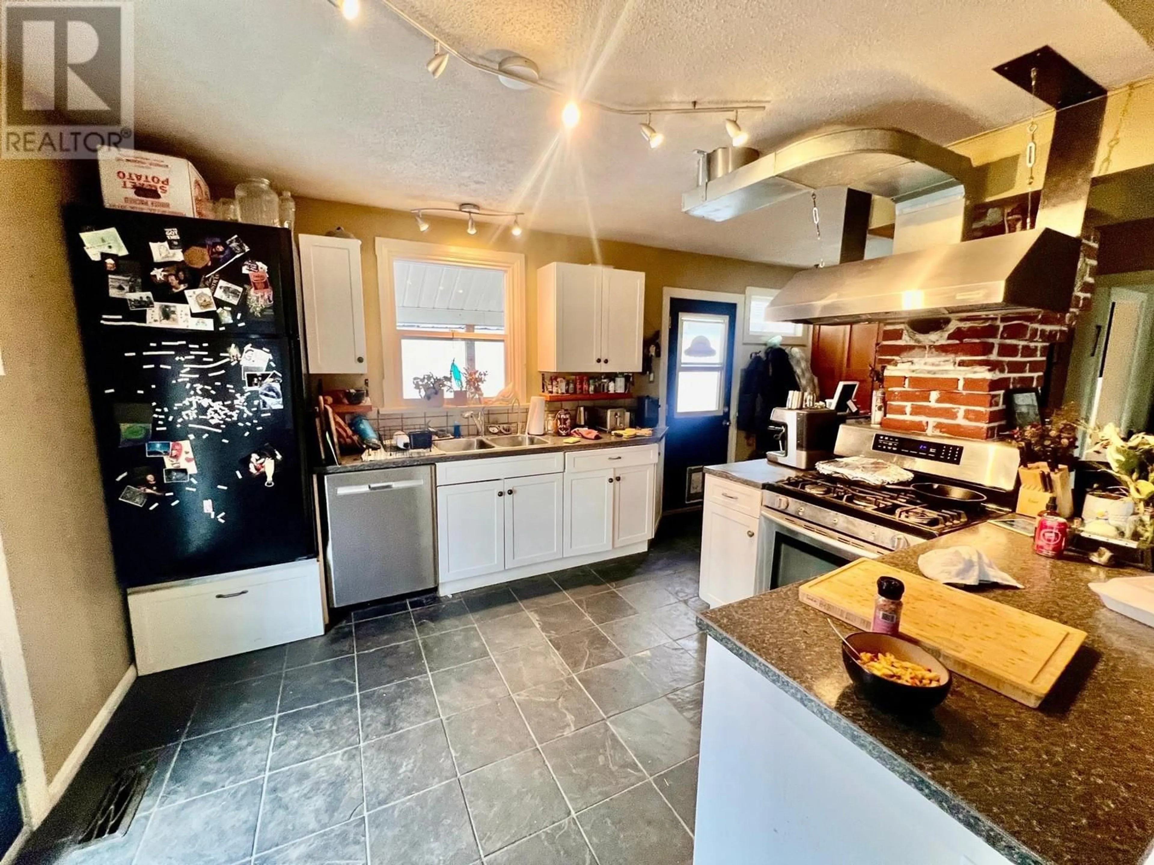 Open concept kitchen, ceramic/tile floor for 510 INNES STREET, Nelson British Columbia V1L5E9