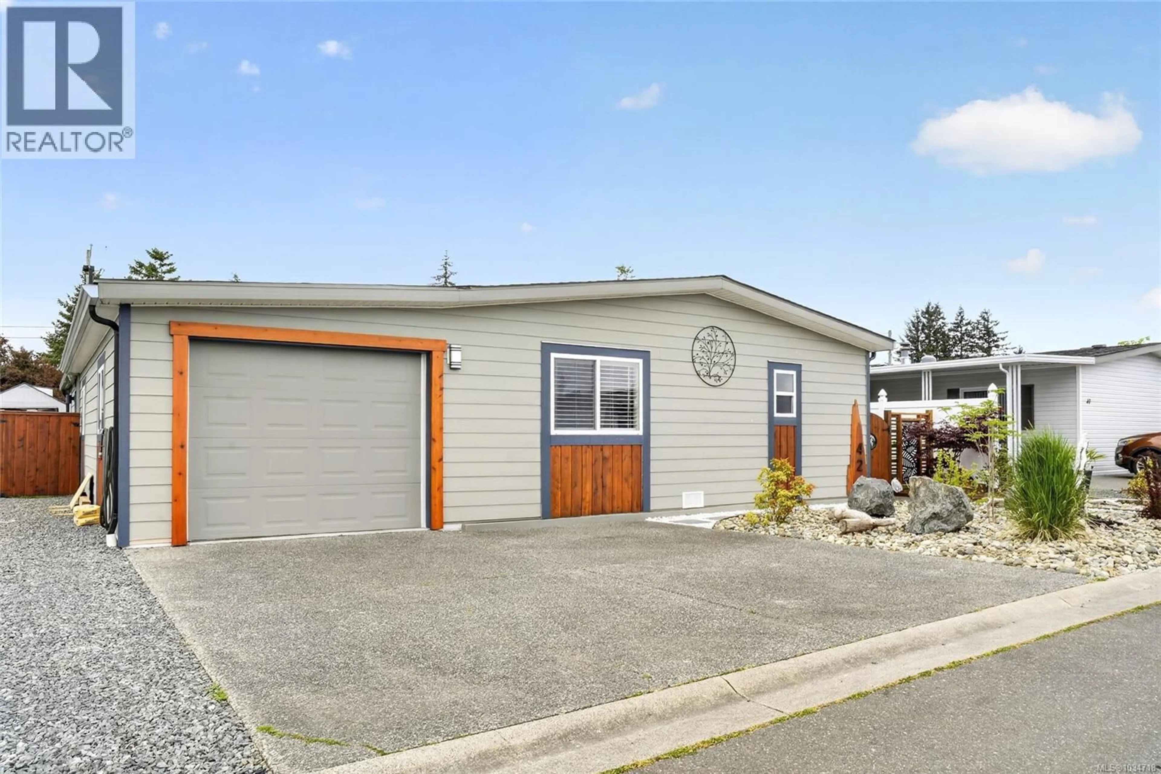 Home with vinyl exterior material, street for 42 - 450 STANFORD AVENUE EAST, Parksville British Columbia V9P2S8