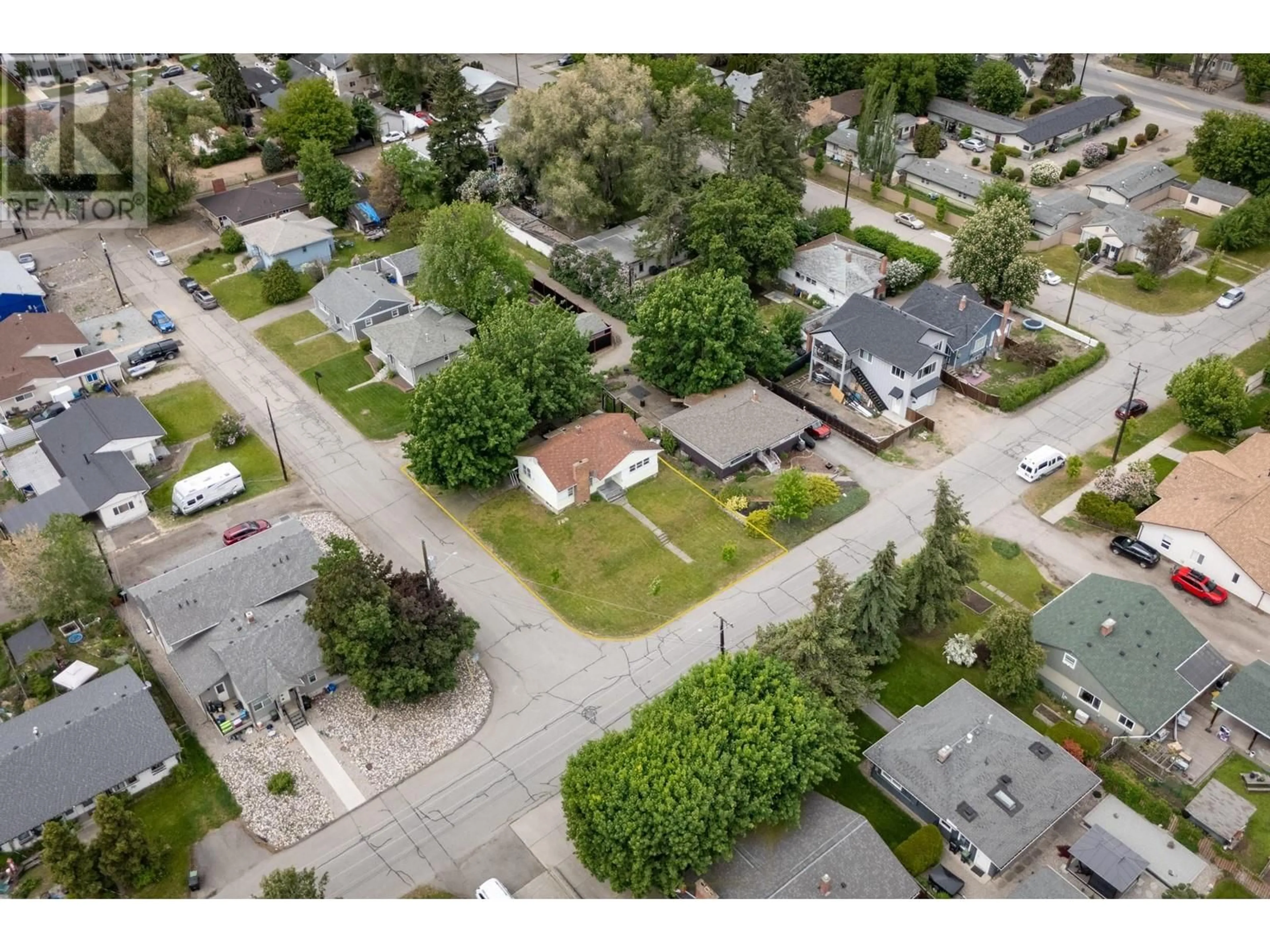 A pic from outside/outdoor area/front of a property/back of a property/a pic from drone, street for 2800 39 STREET, Vernon British Columbia V1T6J4
