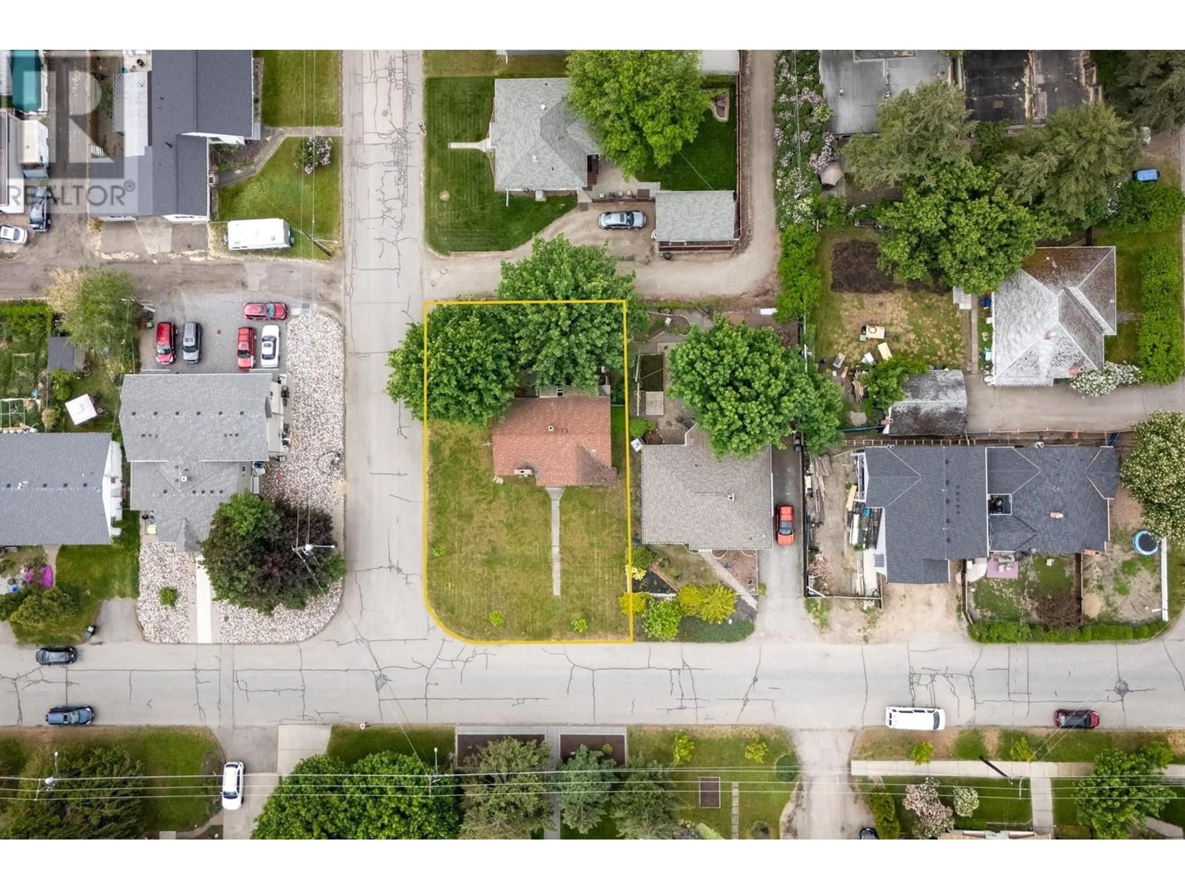 A pic from outside/outdoor area/front of a property/back of a property/a pic from drone, street for 2800 39 STREET, Vernon British Columbia V1T6J4
