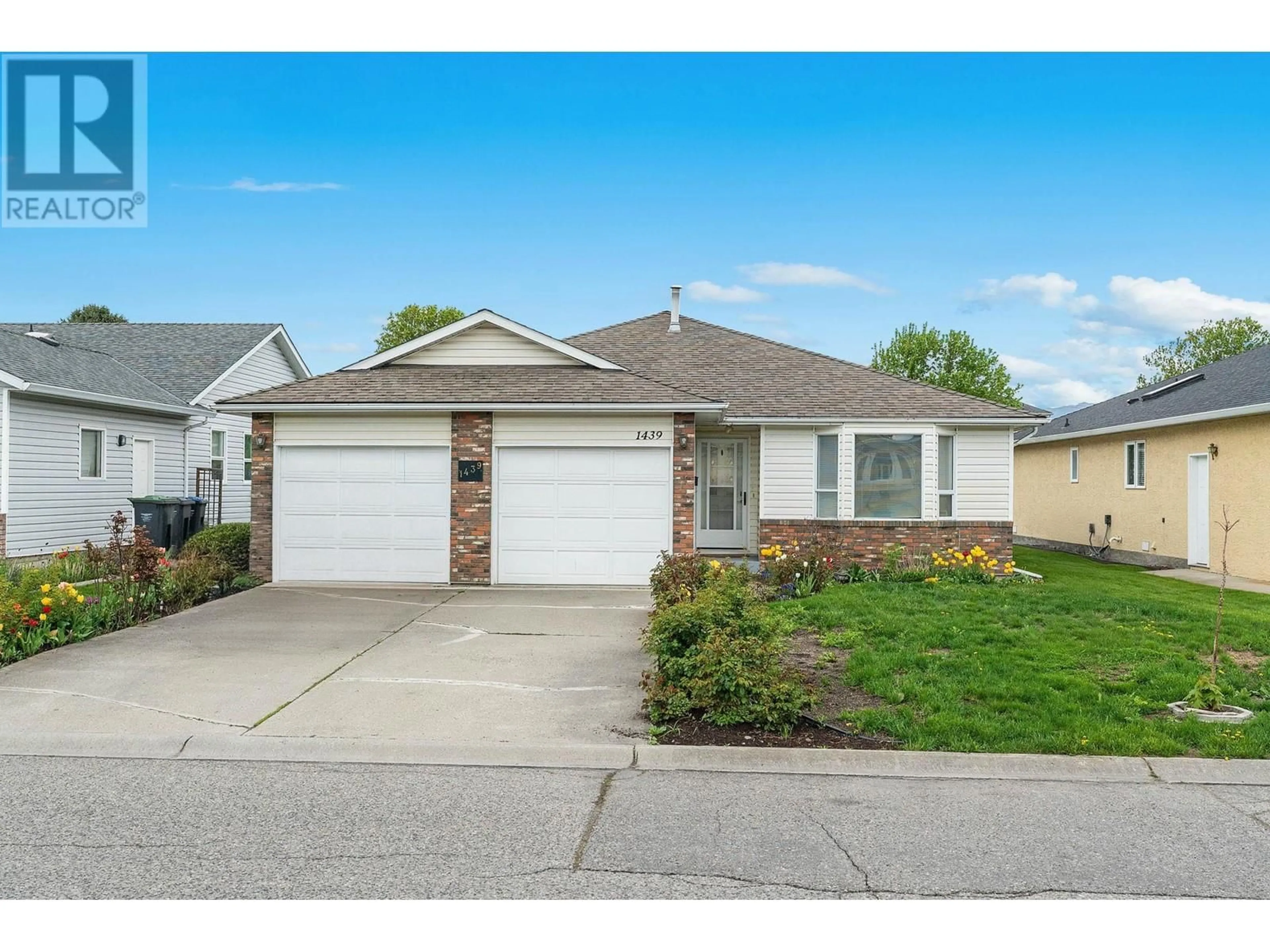 Home with vinyl exterior material, street for 1439 NELSON PLACE, Kelowna British Columbia V1Y9H5