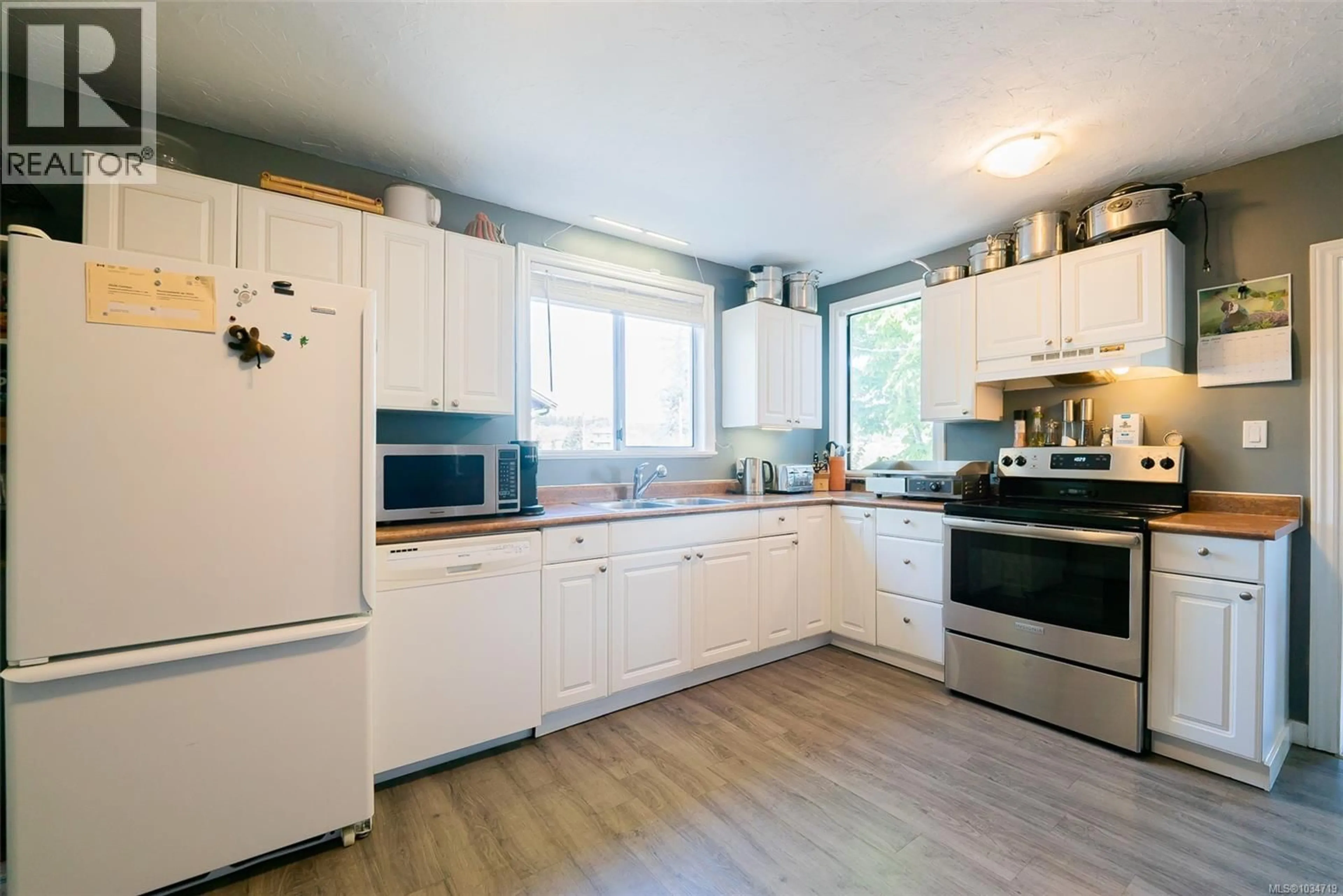 Open concept kitchen, wood/laminate floor for 2237 NORTHFIELD ROAD, Nanaimo British Columbia V9S3C3
