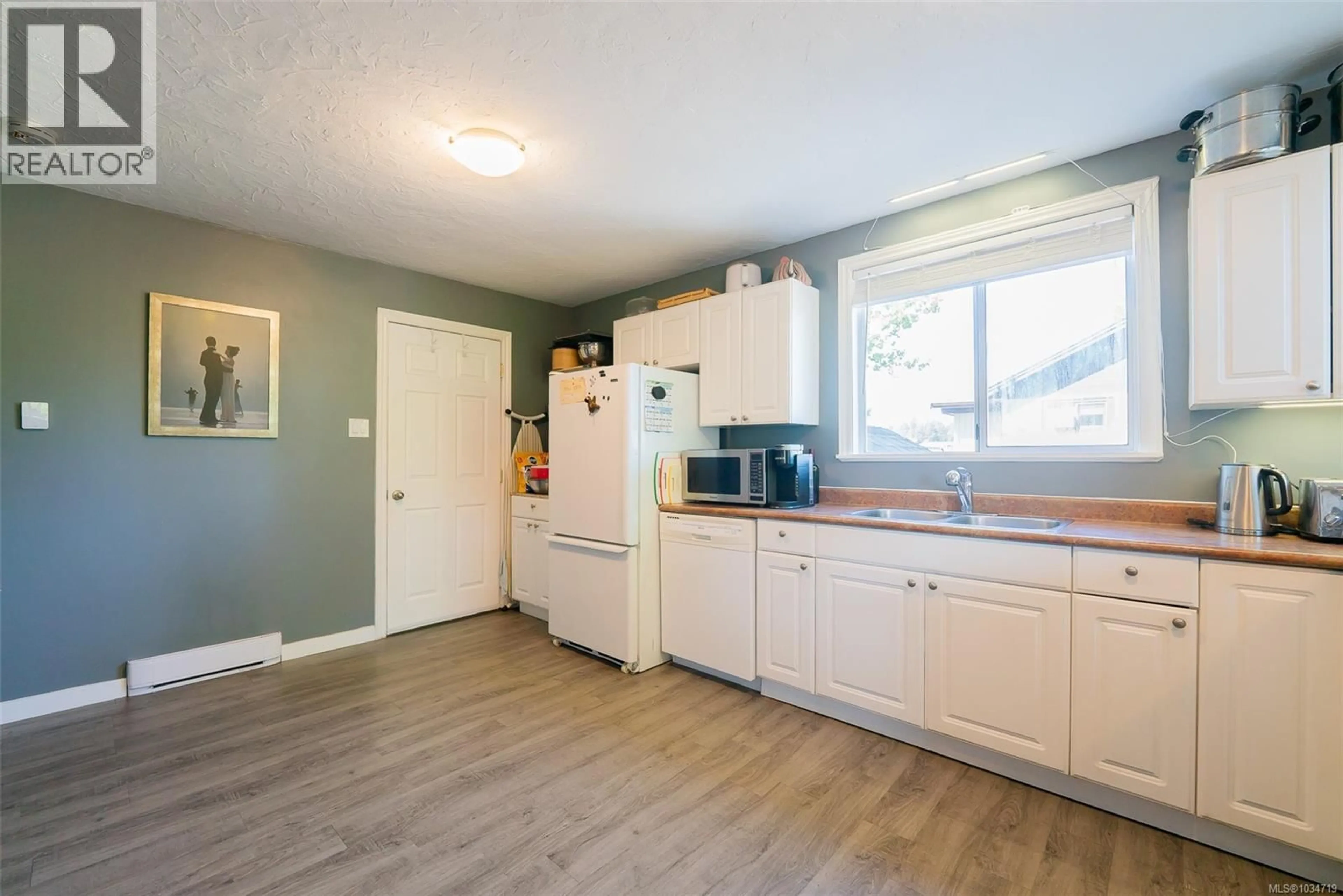 Standard kitchen, wood/laminate floor for 2237 NORTHFIELD ROAD, Nanaimo British Columbia V9S3C3