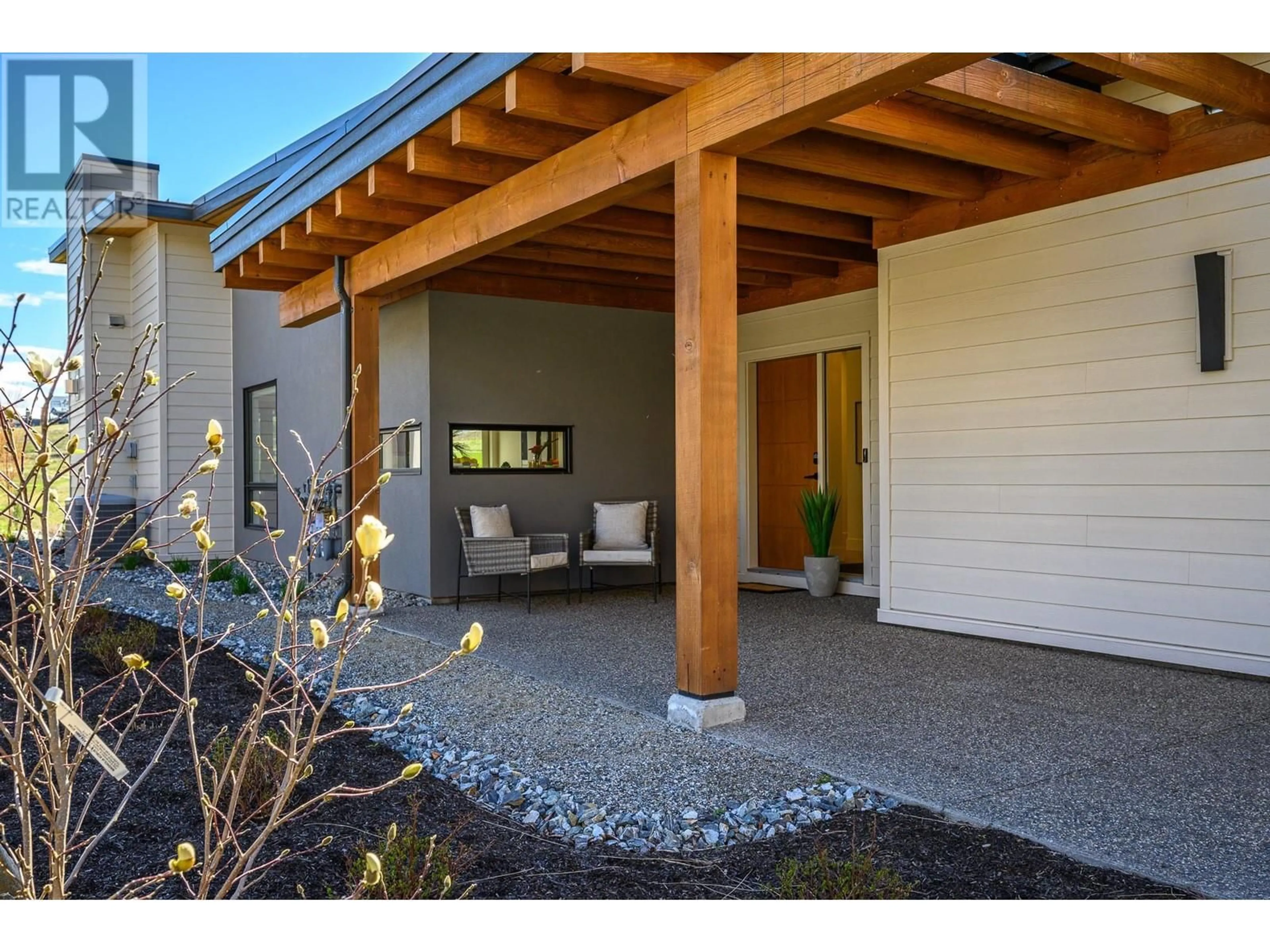 Indoor entryway for 21 - 105 PREDATOR RIDGE DRIVE, Vernon British Columbia V1H0A5
