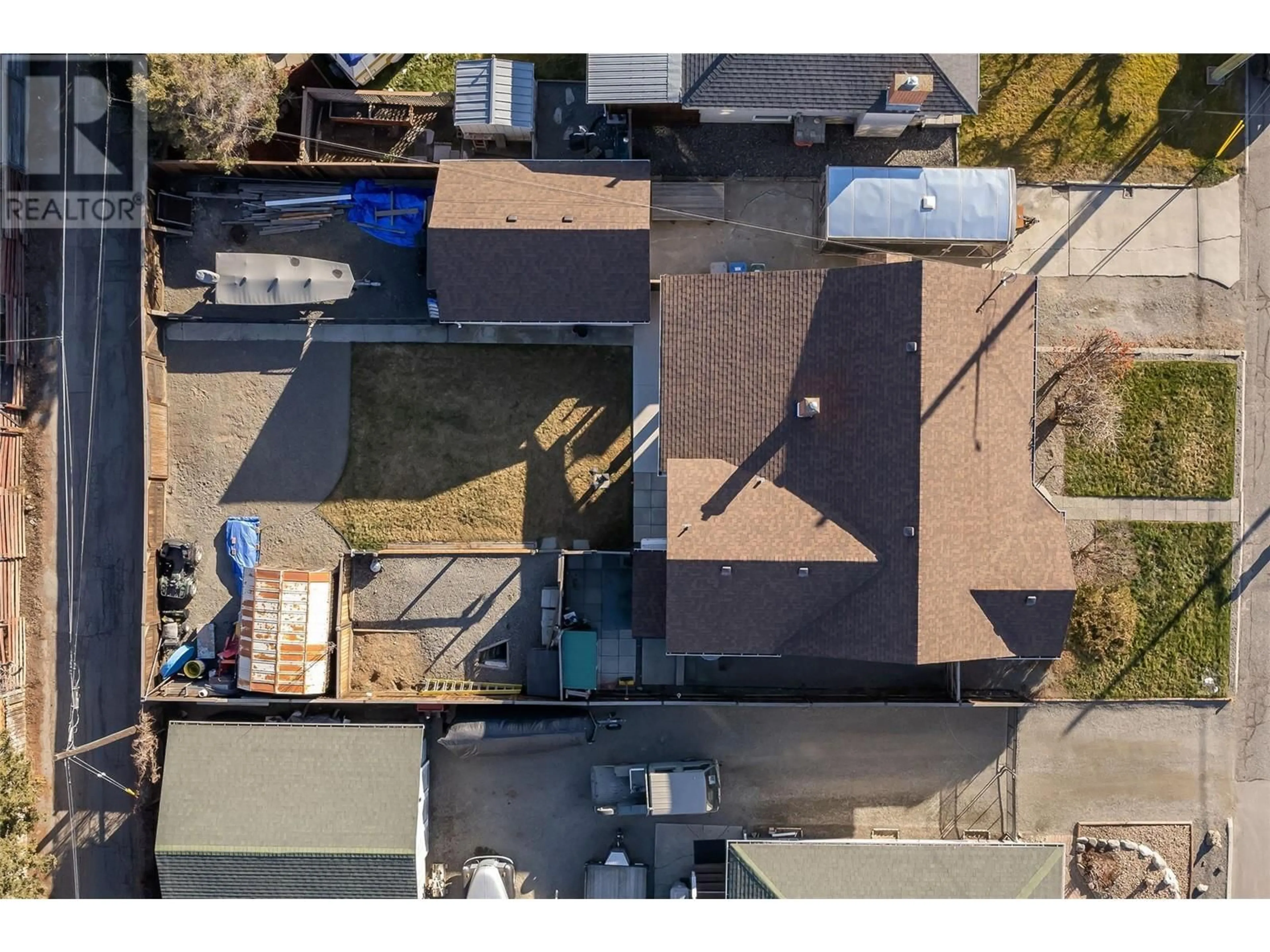 A pic from outside/outdoor area/front of a property/back of a property/a pic from drone, street for 550 LINDEN AVENUE, Kamloops British Columbia V2B2N6