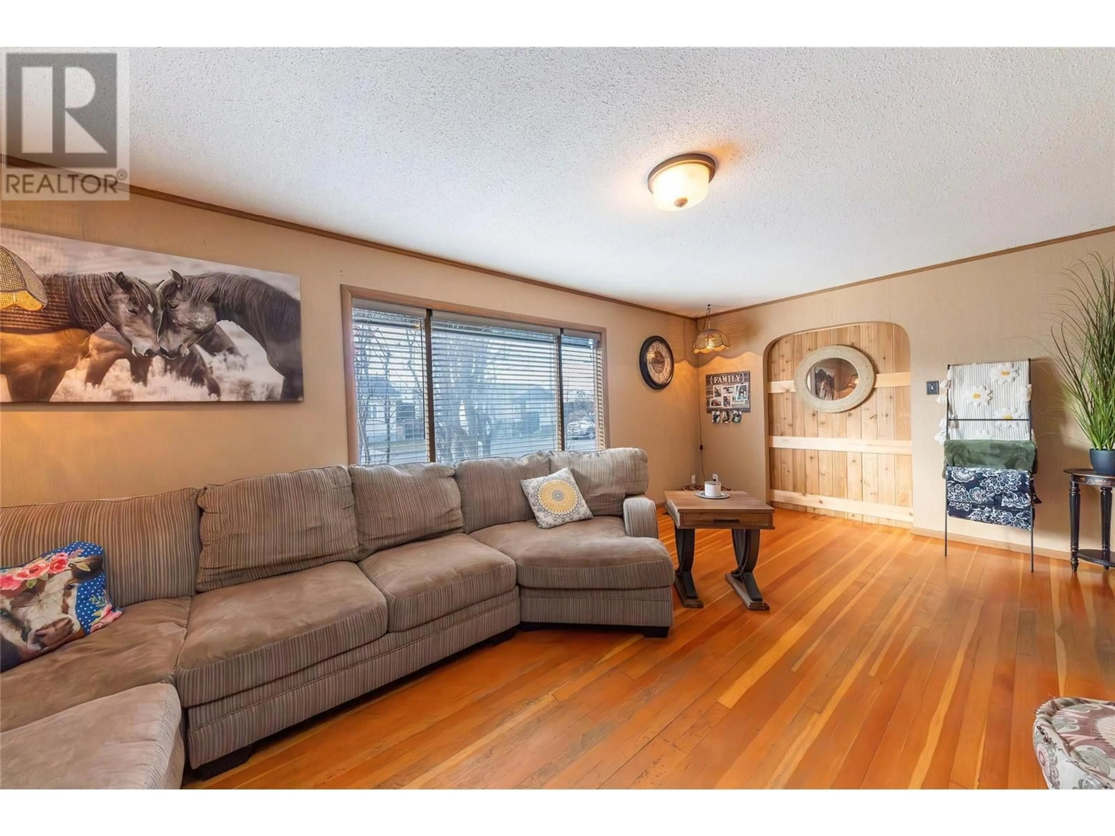 Living room with furniture, wood/laminate floor for 550 LINDEN AVENUE, Kamloops British Columbia V2B2N6