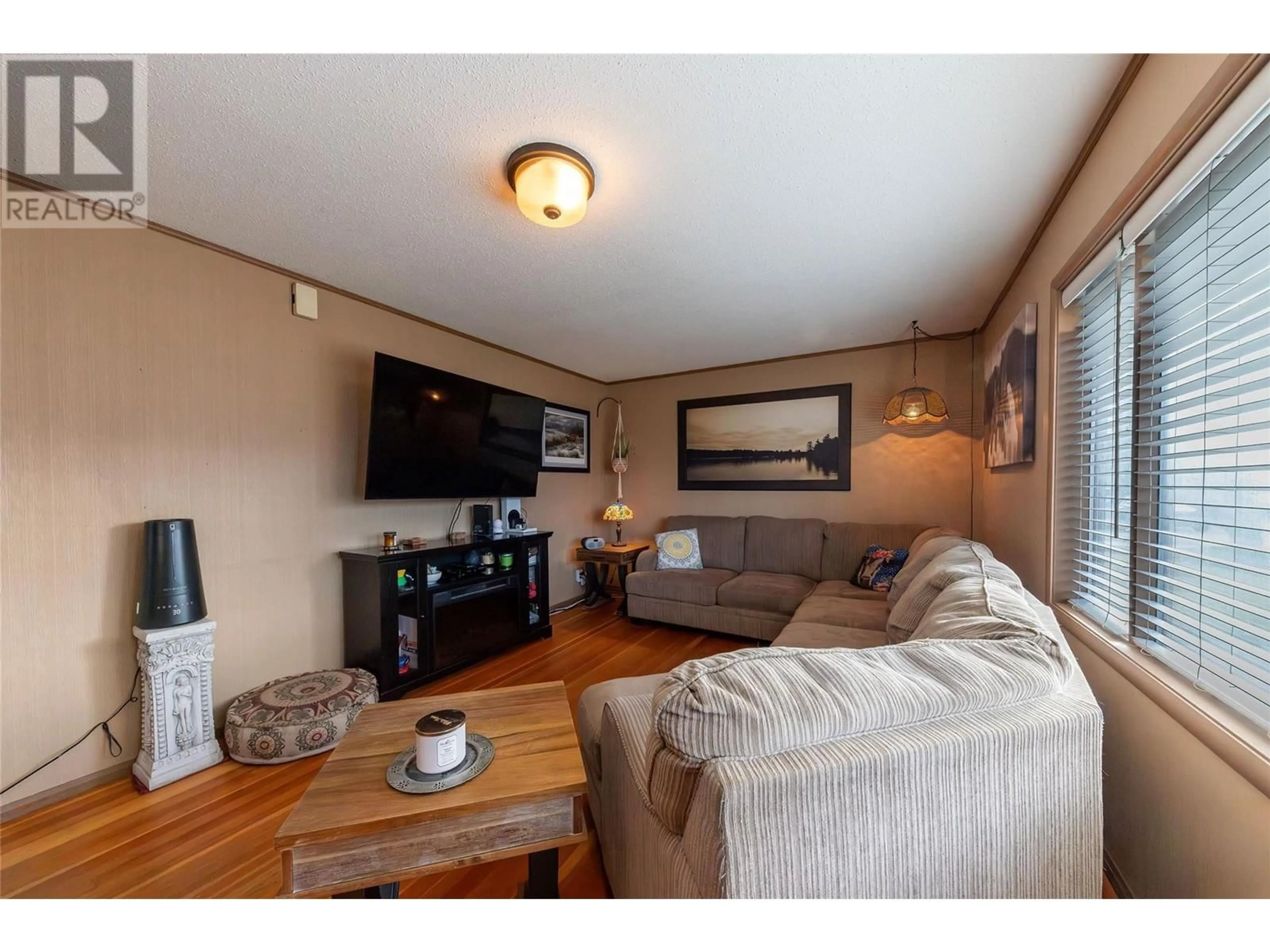 Living room with furniture, wood/laminate floor for 550 LINDEN AVENUE, Kamloops British Columbia V2B2N6