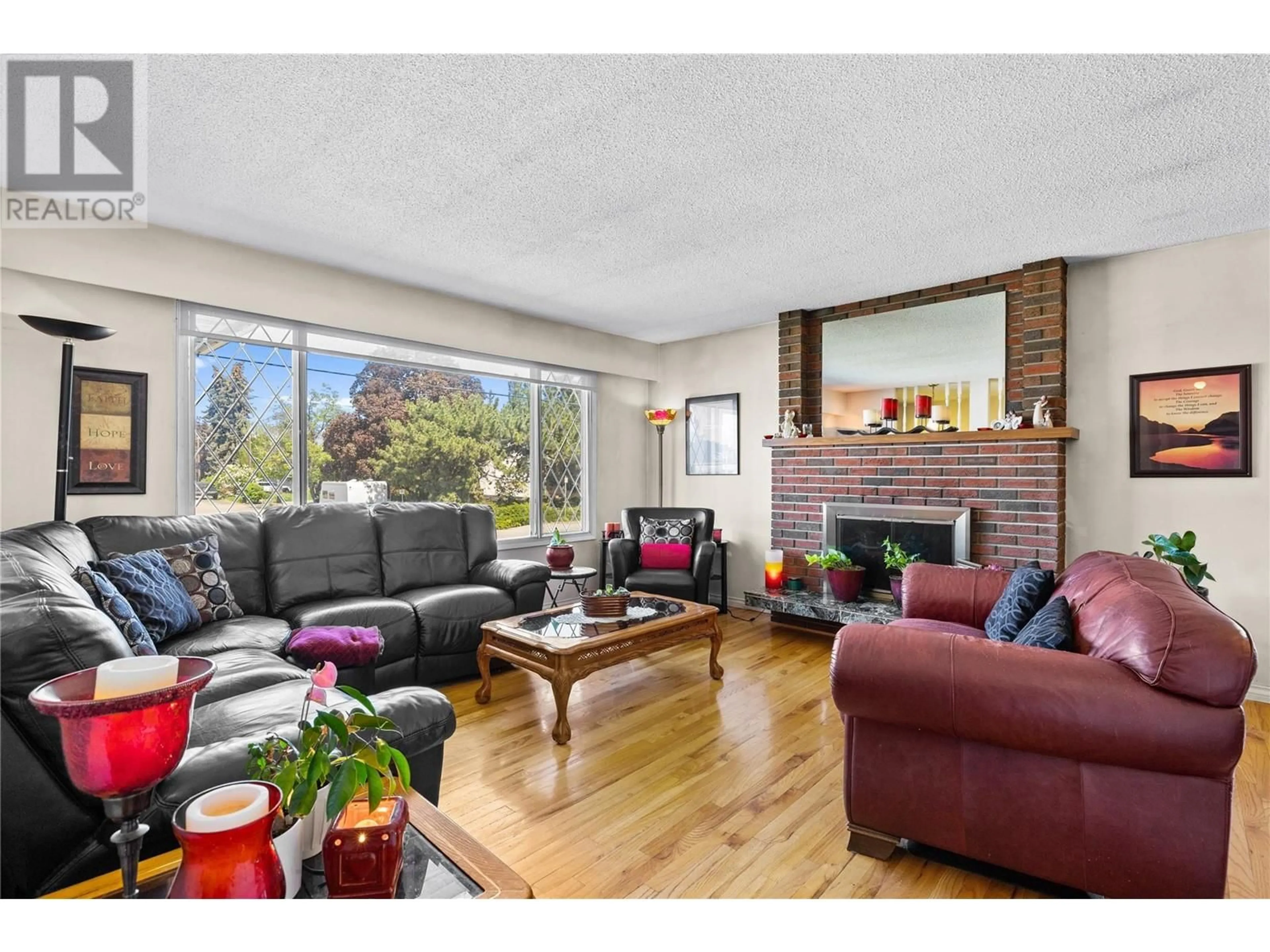 Living room with furniture, wood/laminate floor for 765 WAYNE ROAD, Kelowna British Columbia V1X4L9