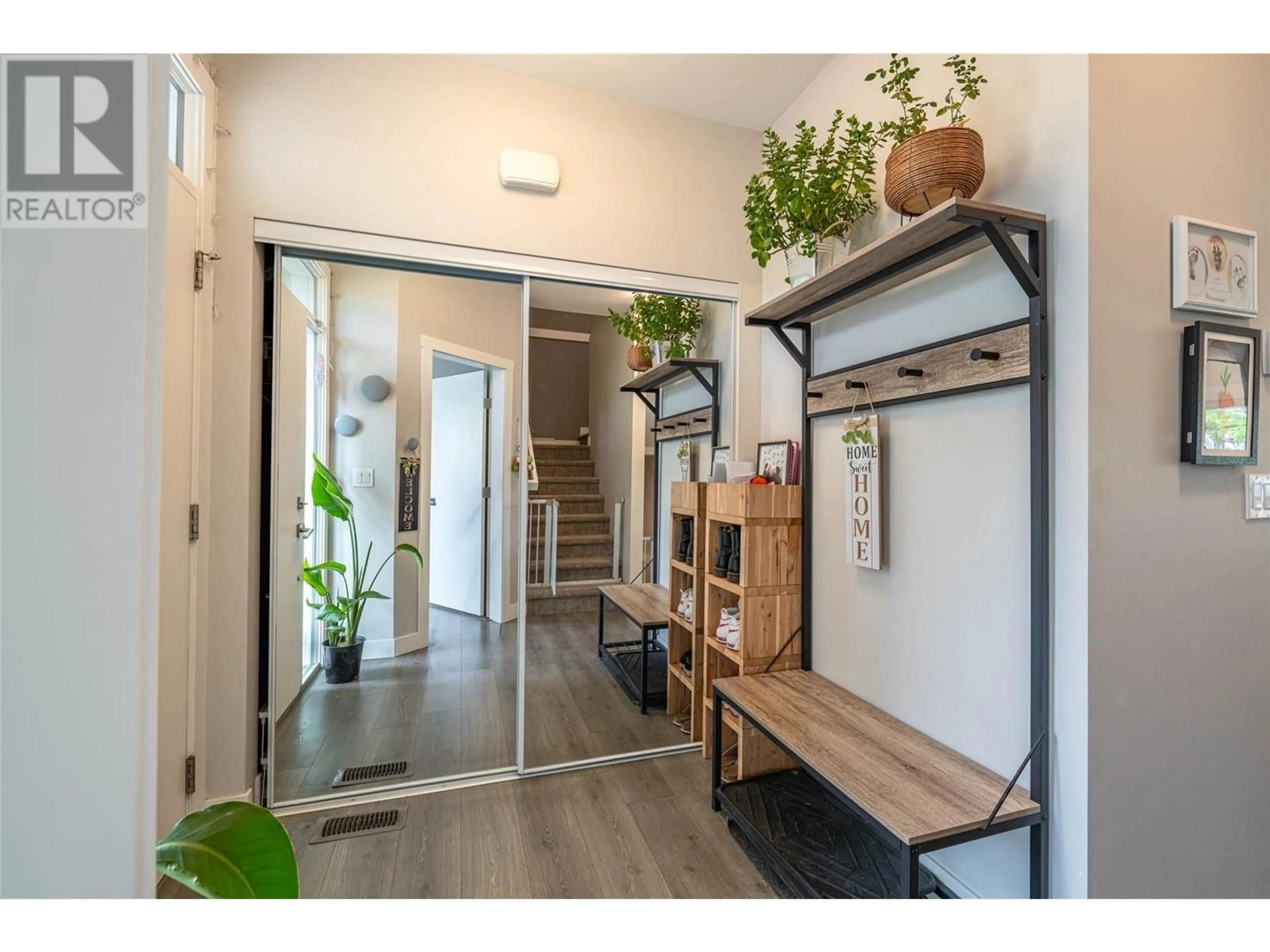 Indoor entryway for 1 - 2802 40 STREET, Vernon British Columbia V1T6J7