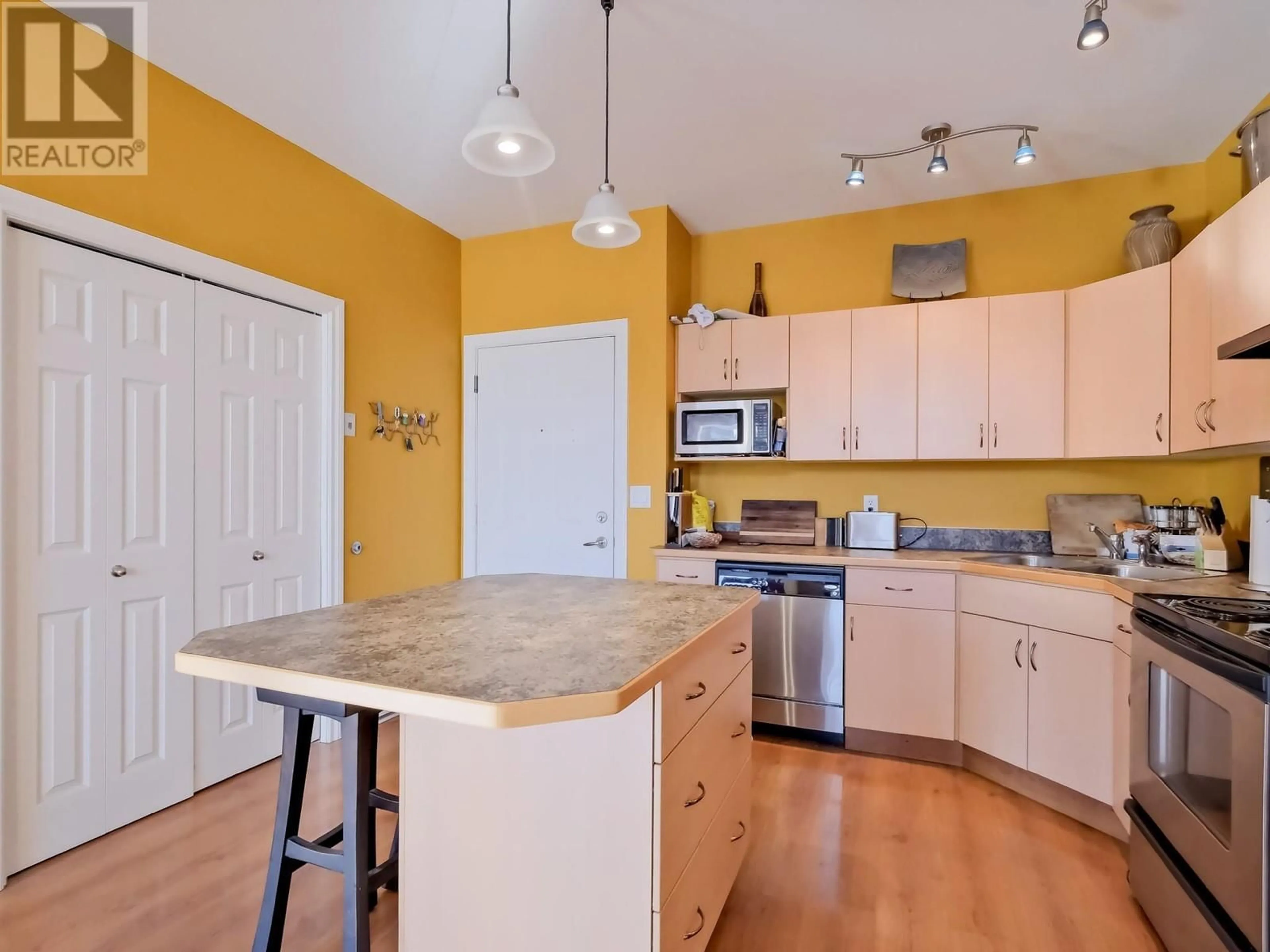 Open concept kitchen, unknown for 304 - 857 FAIRVIEW ROAD, Penticton British Columbia V2A5Y7