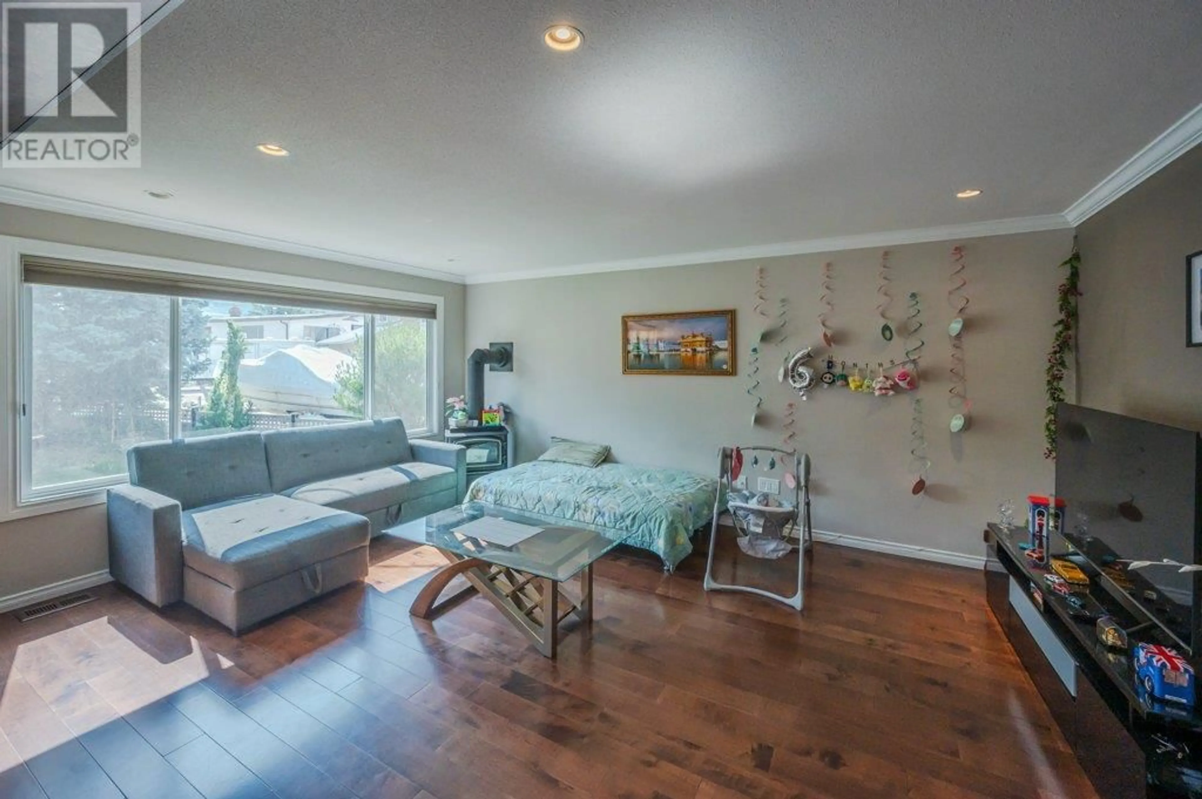 Living room with furniture, wood/laminate floor for 7 BIRCH COURT, Osoyoos British Columbia V0H1V3