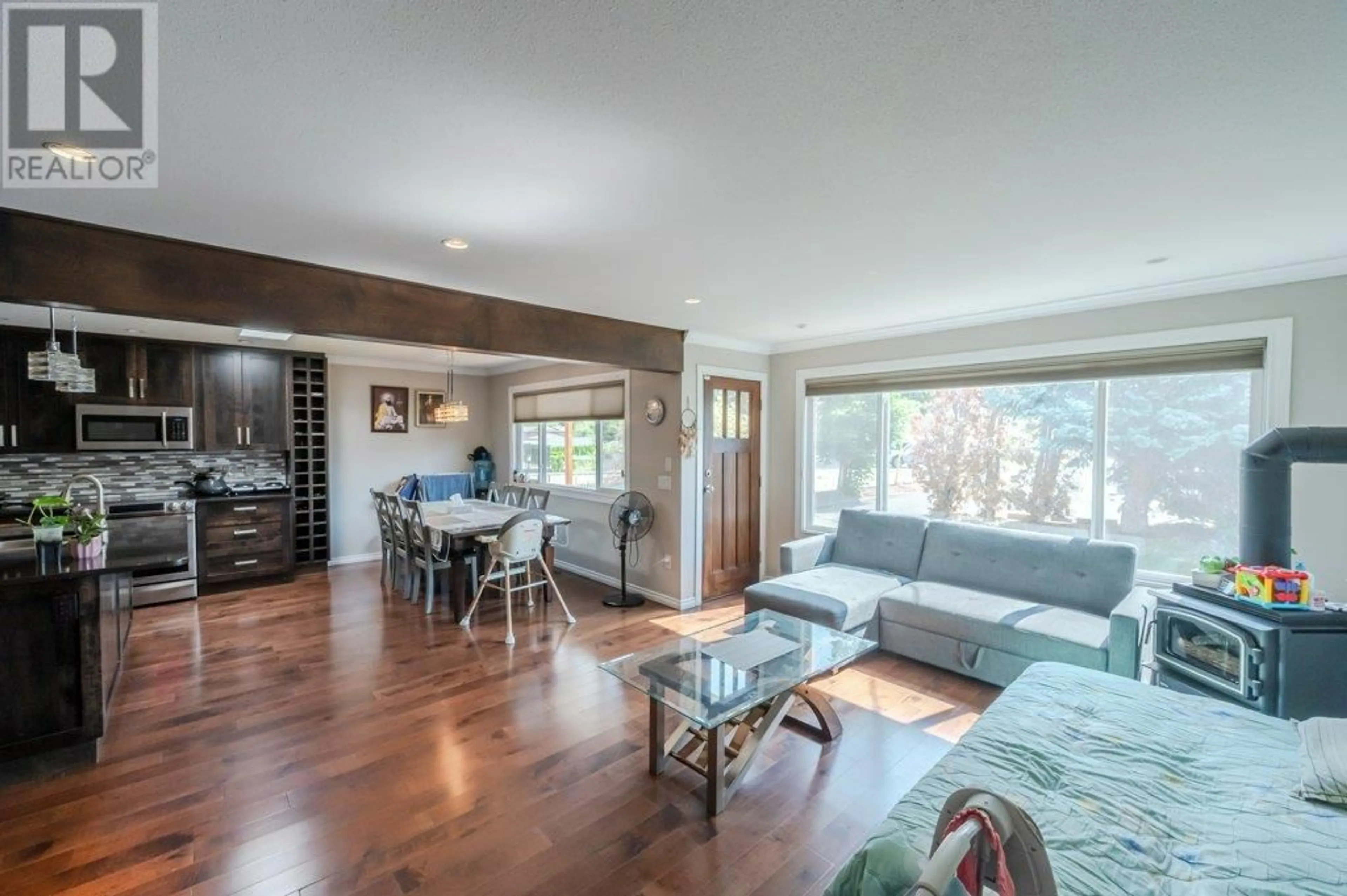 Living room with furniture, wood/laminate floor for 7 BIRCH COURT, Osoyoos British Columbia V0H1V3