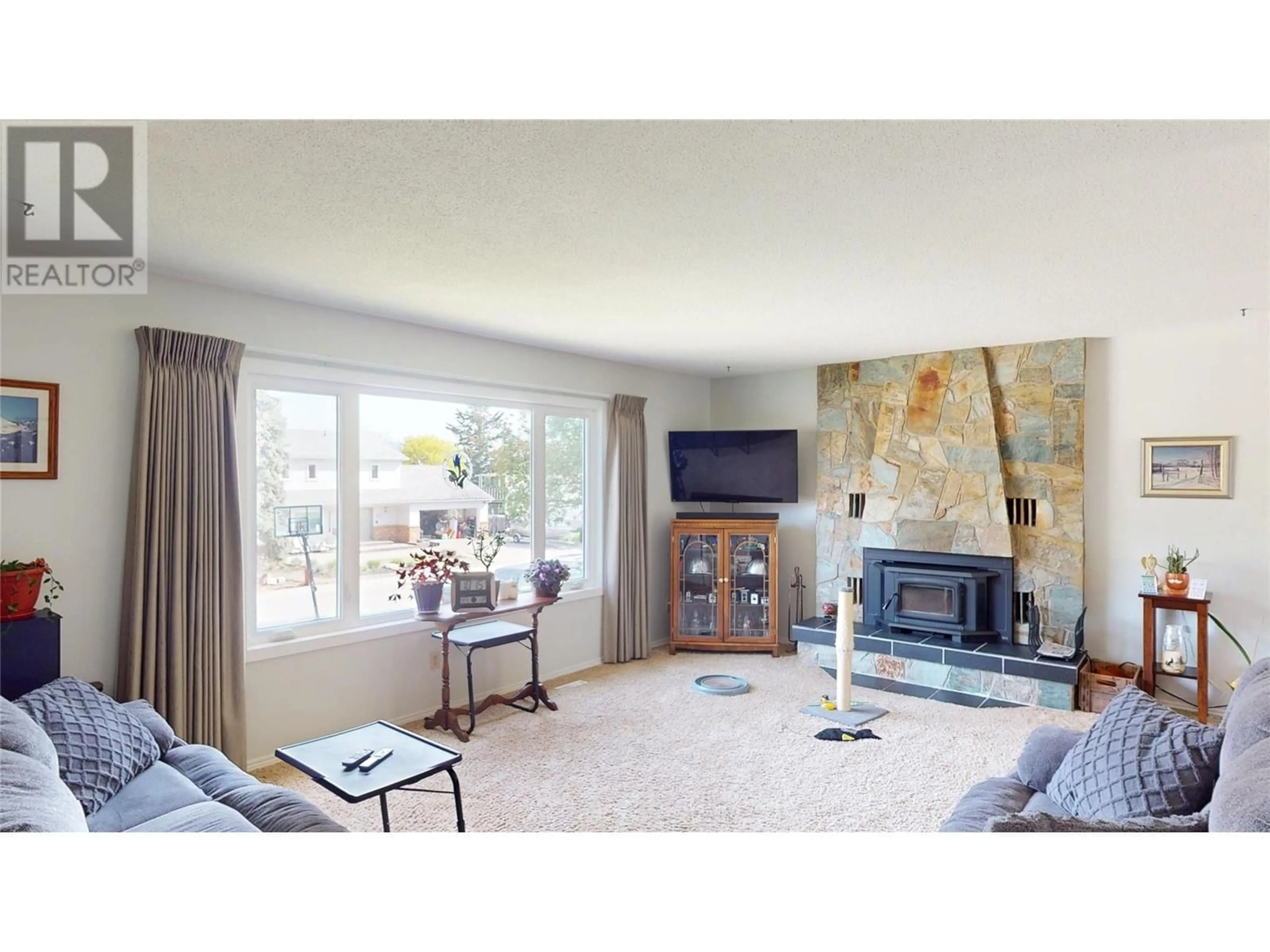 Living room with furniture, unknown for 1313 17 STREET SOUTH, Cranbrook British Columbia V1C5M4