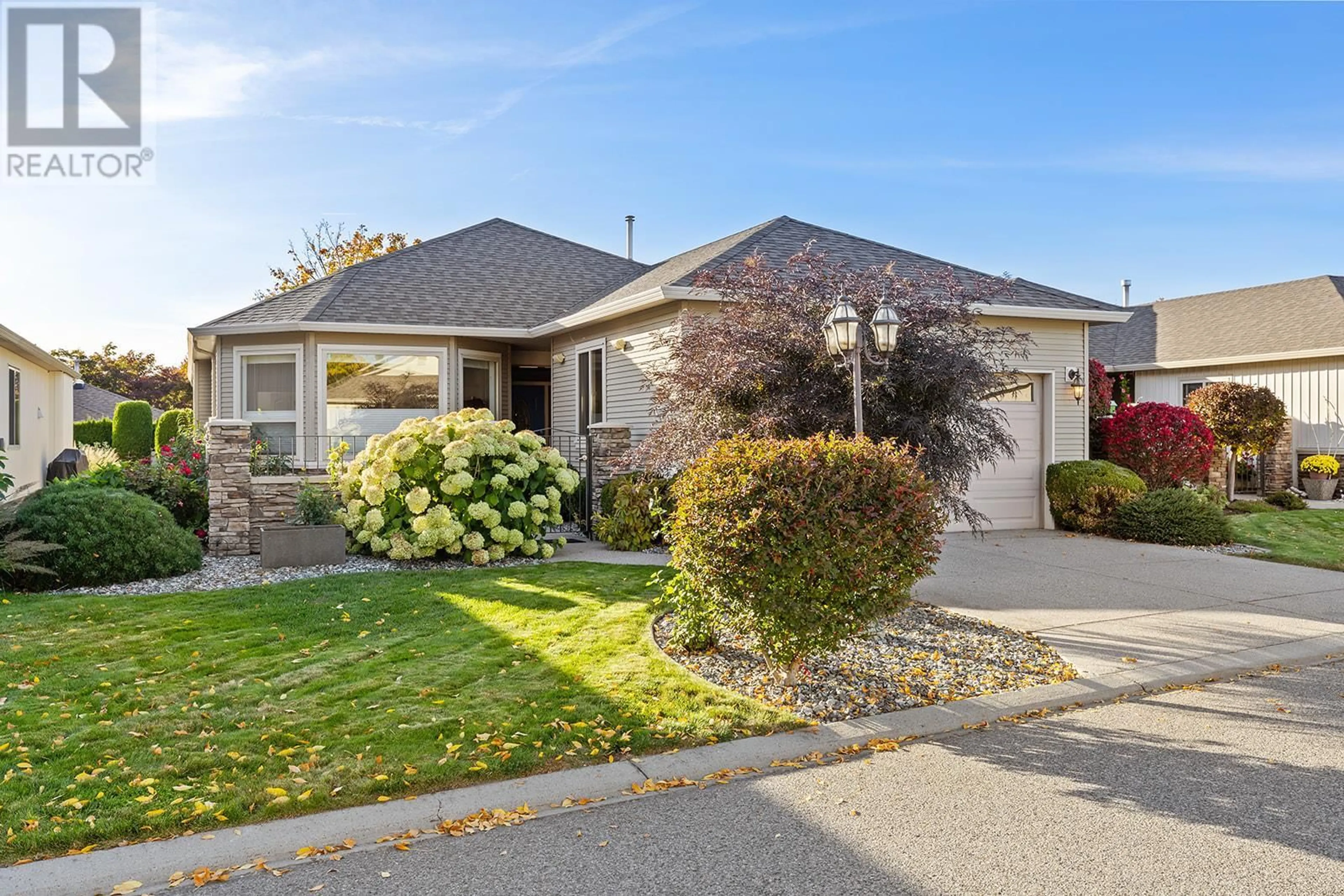 Home with vinyl exterior material, street for 384 - 2365 STILLINGFLEET ROAD, Kelowna British Columbia V1W4X5