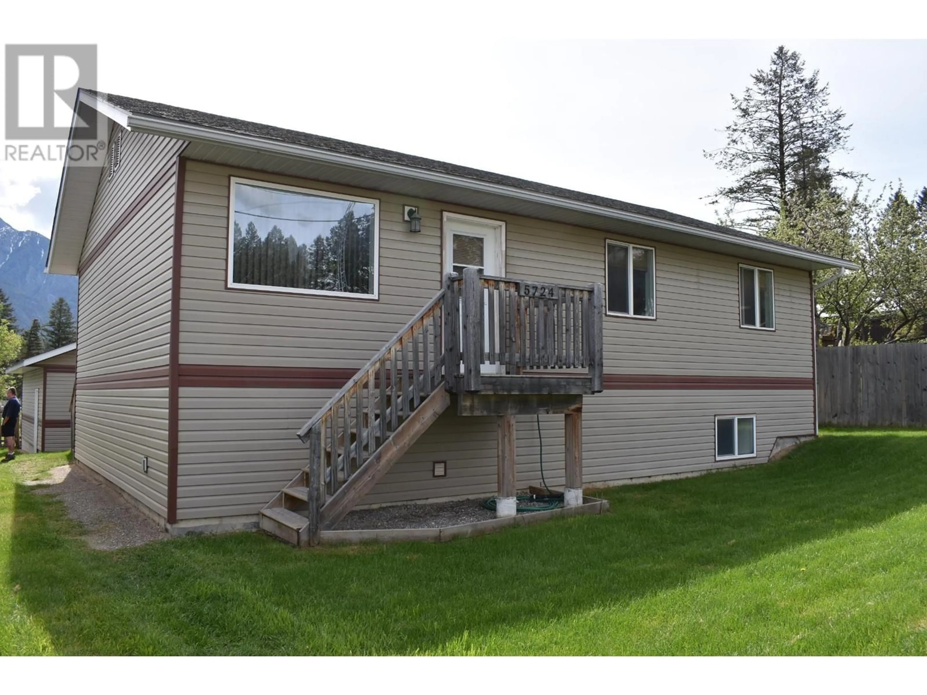 Home with vinyl exterior material, unknown for 5724 VERMILLION STREET, Edgewater British Columbia V0A1E0