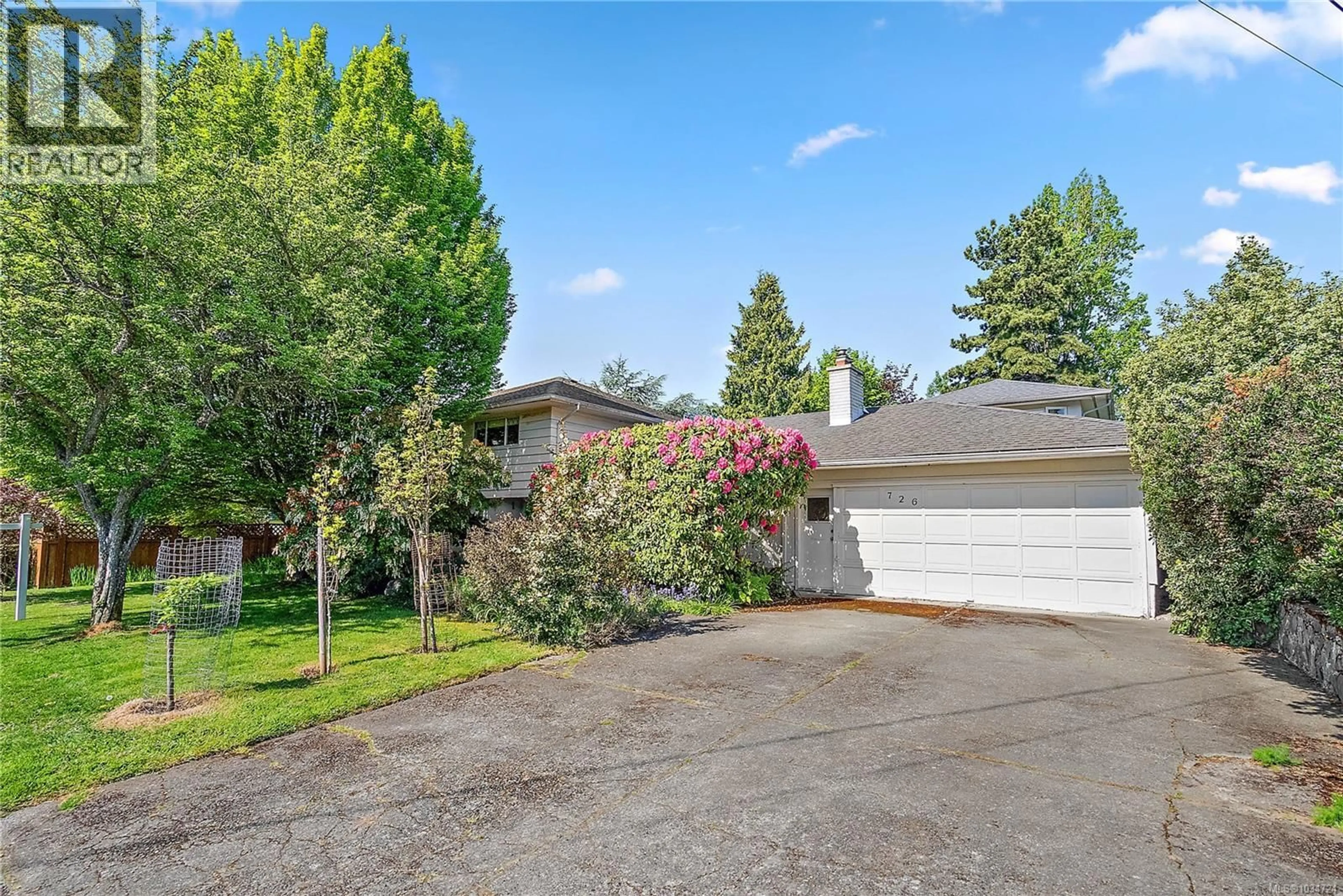 A pic from outside/outdoor area/front of a property/back of a property/a pic from drone, street for 726 ROCKHEIGHTS AVENUE, Esquimalt British Columbia V9A6J3