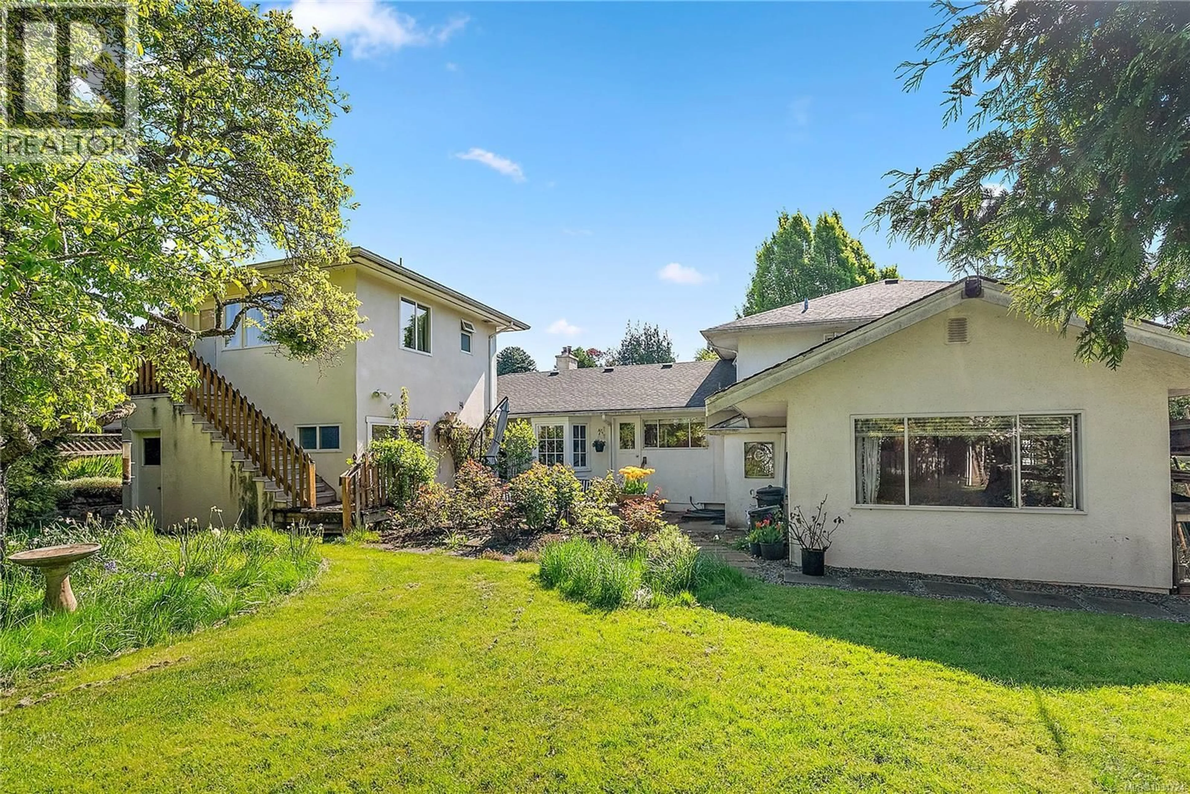 A pic from outside/outdoor area/front of a property/back of a property/a pic from drone, unknown for 726 ROCKHEIGHTS AVENUE, Esquimalt British Columbia V9A6J3