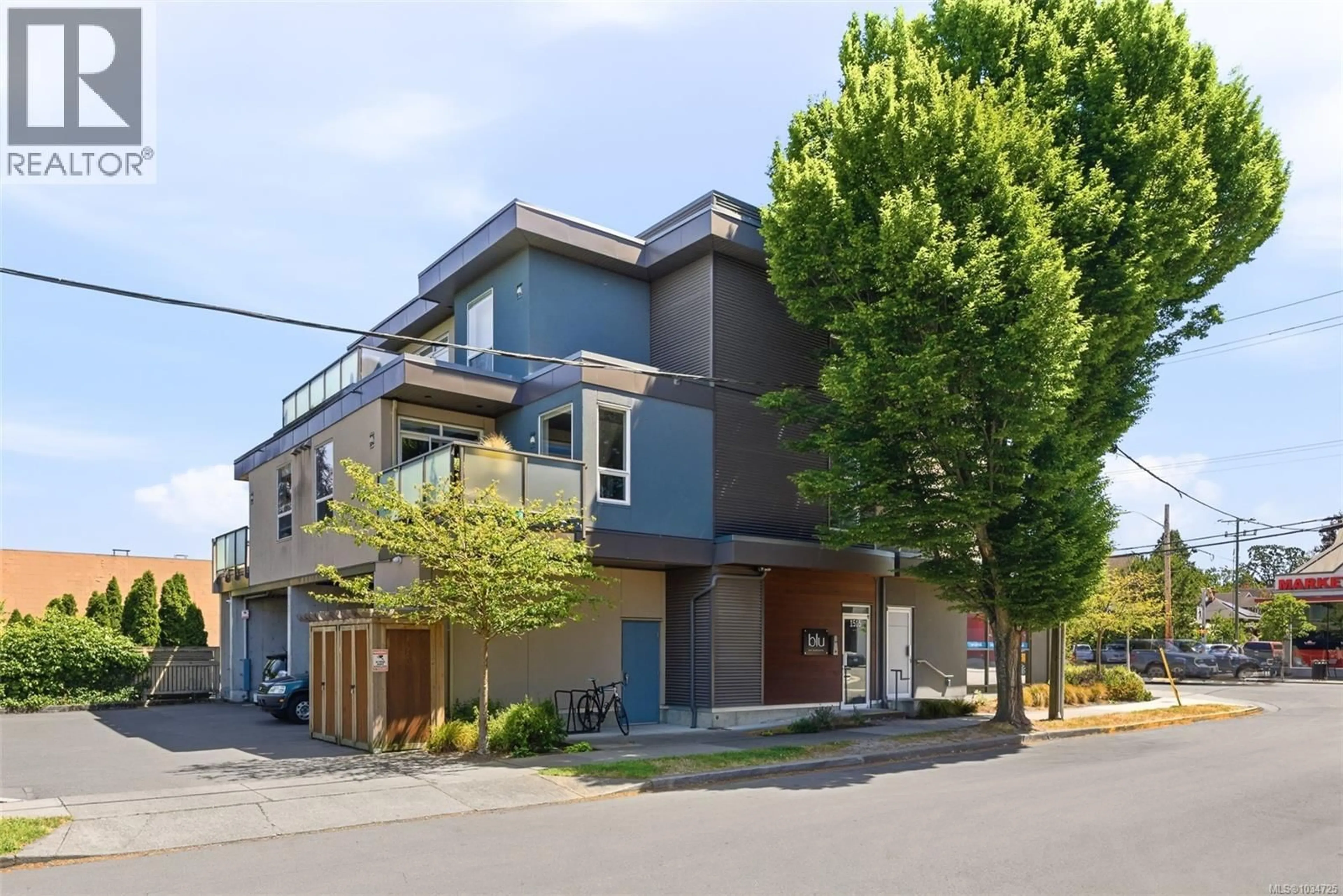 Unknown for 303 - 1515 REDFERN STREET, Victoria British Columbia V8R4X3