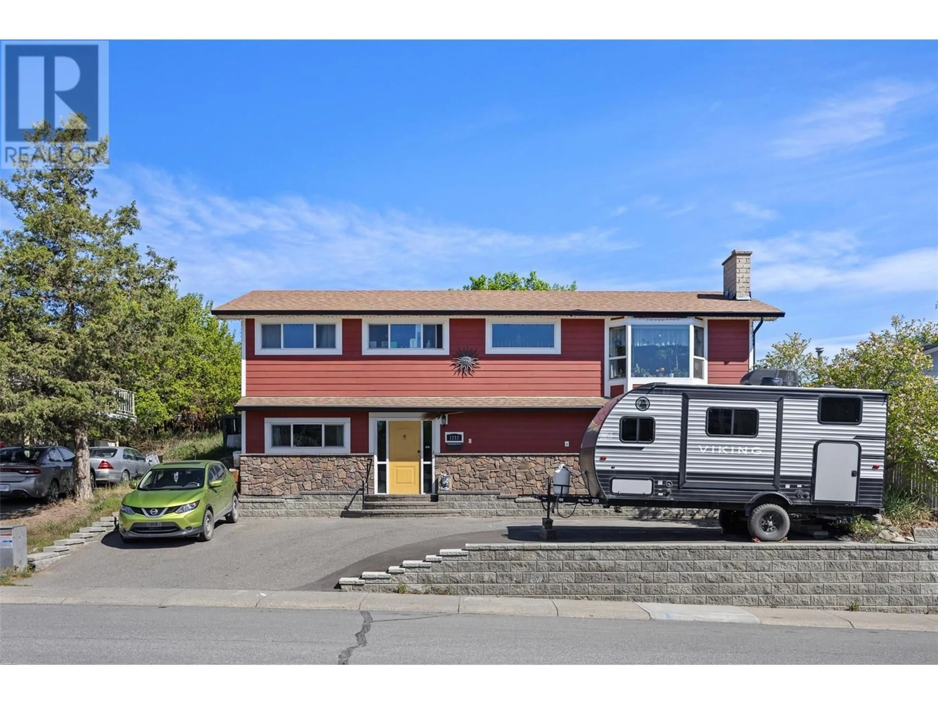 Home with vinyl exterior material, street for 1212 LINTHORPE ROAD, Kamloops British Columbia V2B7S6