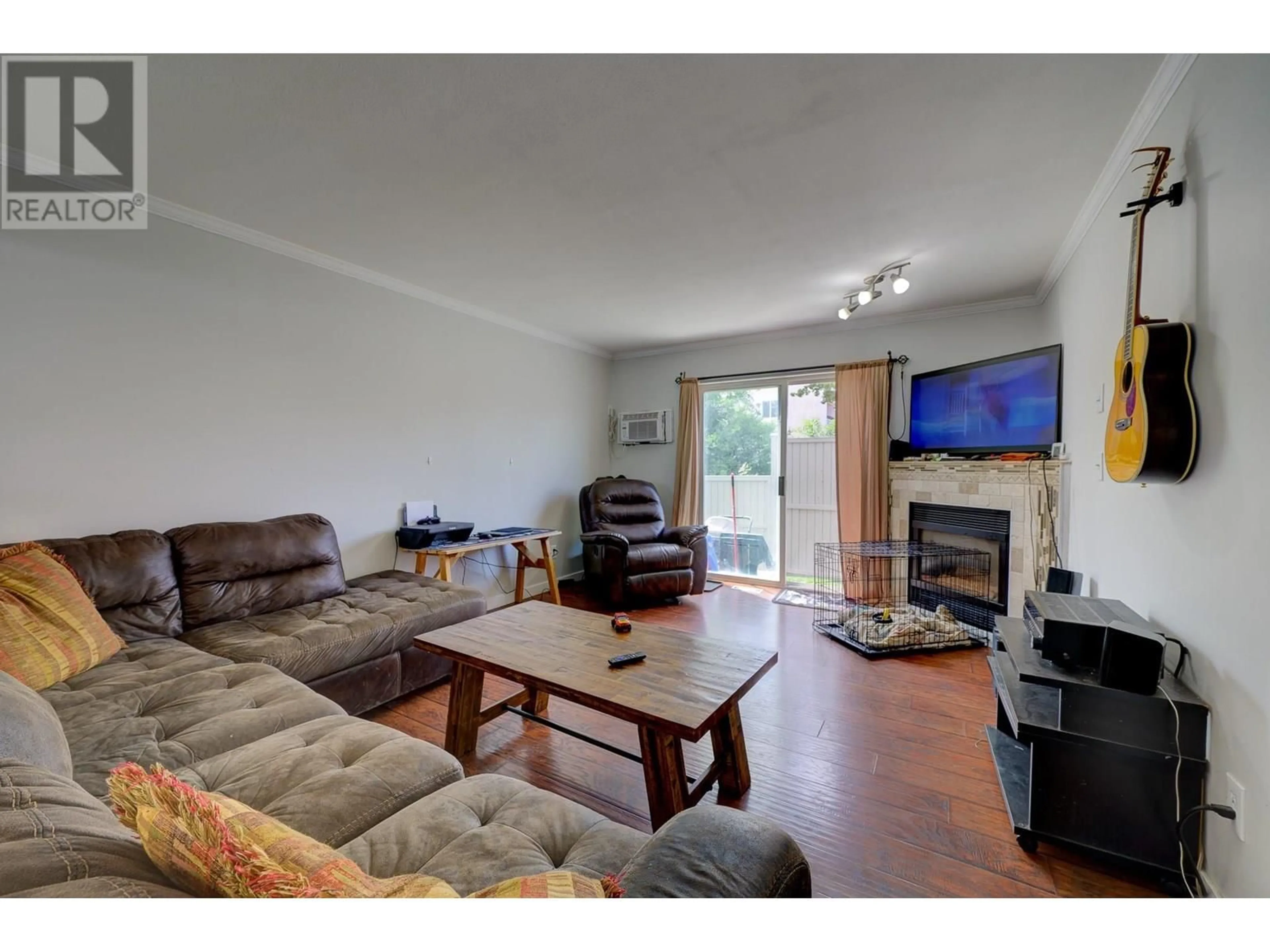 Living room with furniture, wood/laminate floor for 11 - 1876 TRANQUILLE ROAD, Kamloops British Columbia V2B3L8