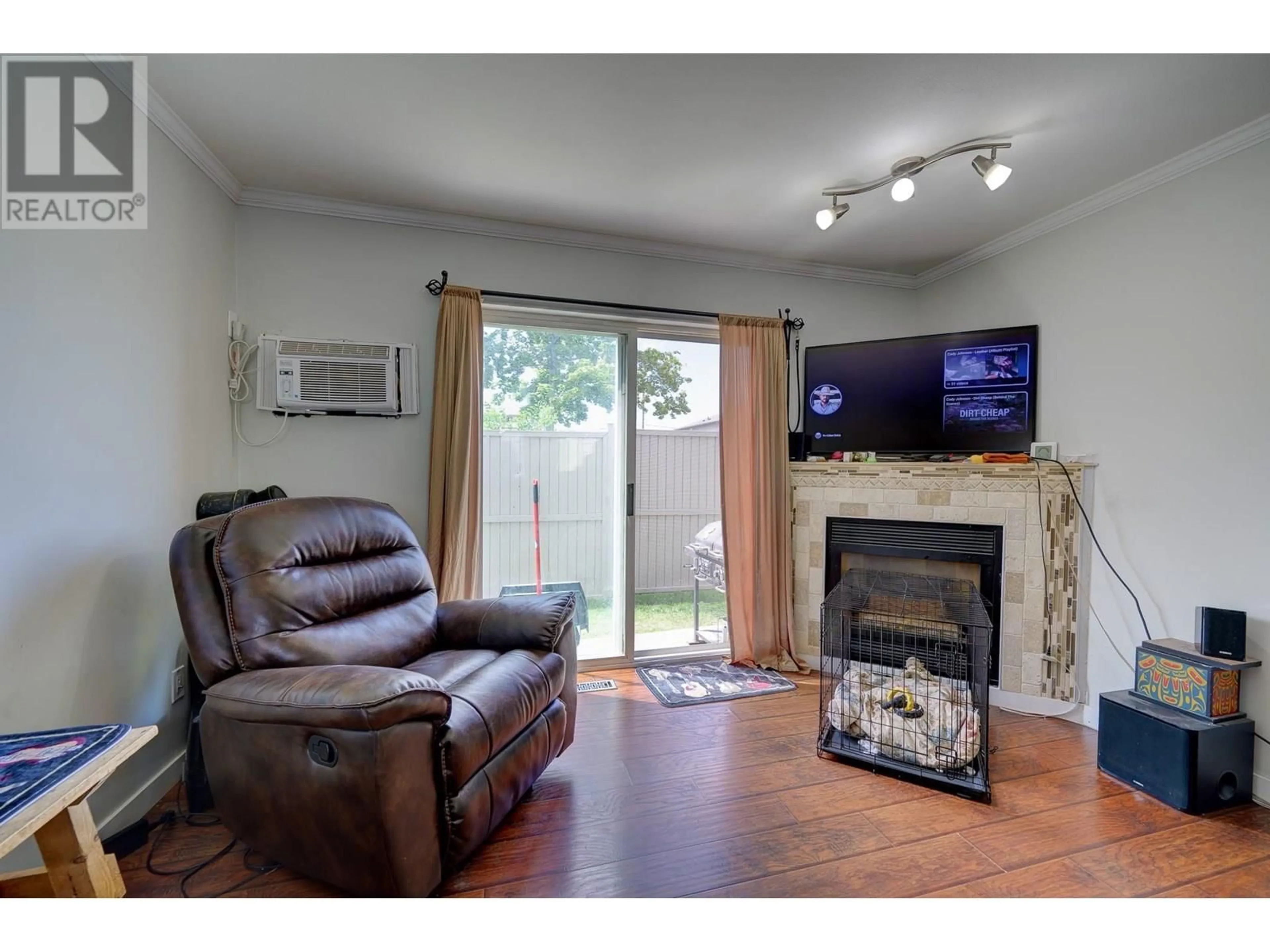 Living room with furniture, wood/laminate floor for 11 - 1876 TRANQUILLE ROAD, Kamloops British Columbia V2B3L8