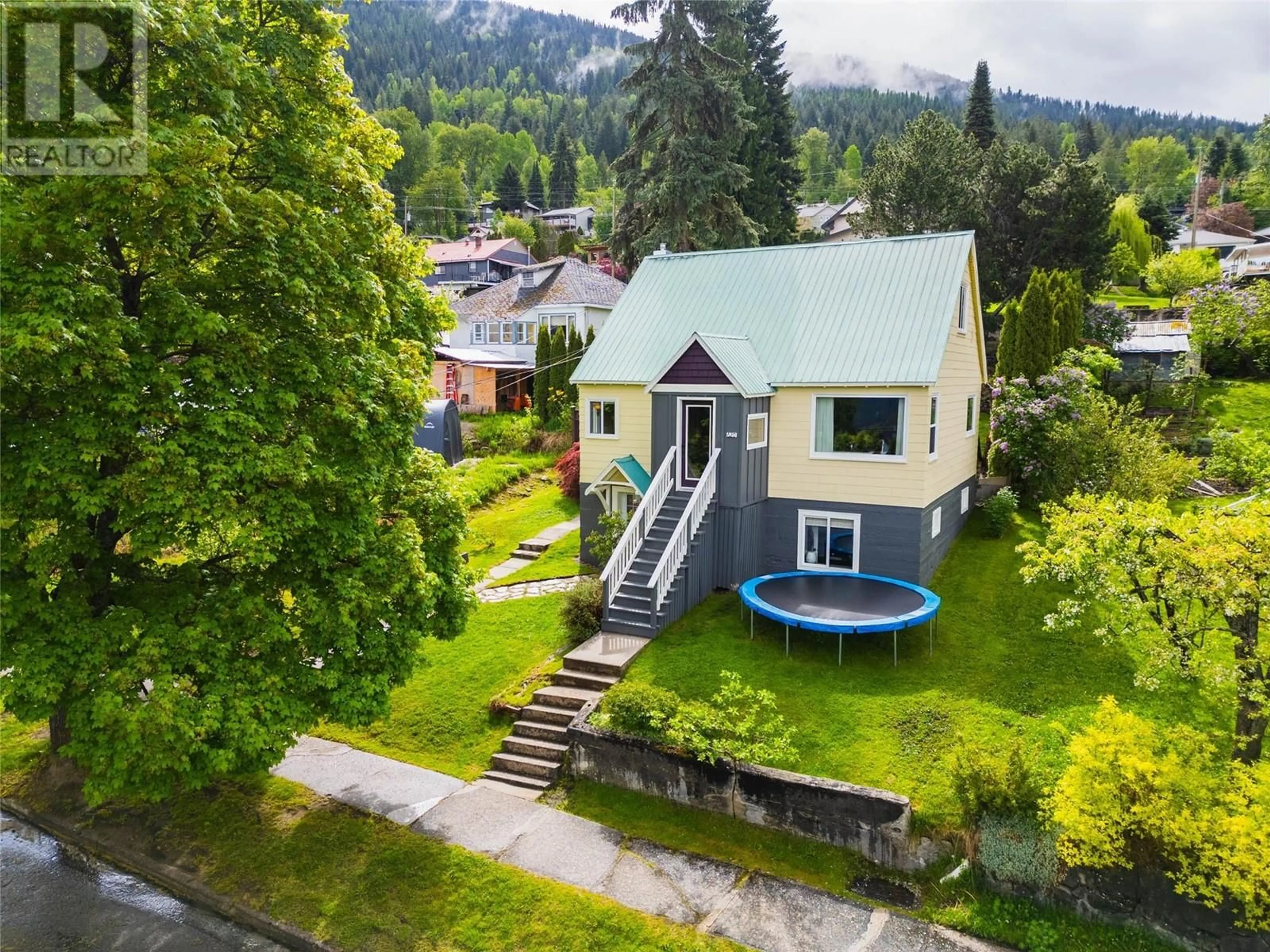 A pic from outside/outdoor area/front of a property/back of a property/a pic from drone, mountain view for 620 INNES STREET, Nelson British Columbia V1L5G2